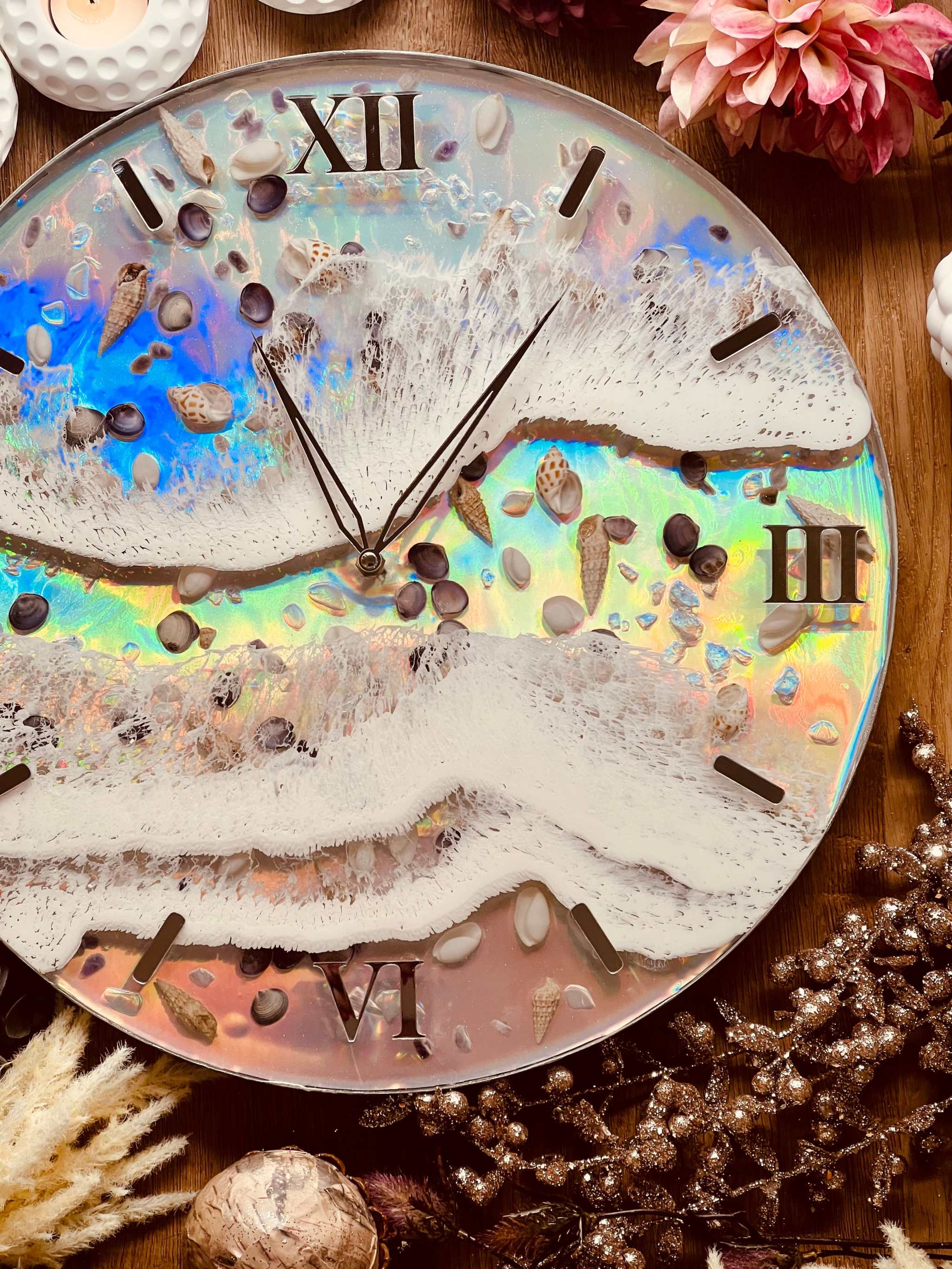 Handgefertigte Resin Uhr mit Muscheln, Meereswellen und holographischem Design, 40cm Durchmesser, einzigartige Wand- und Standuhr