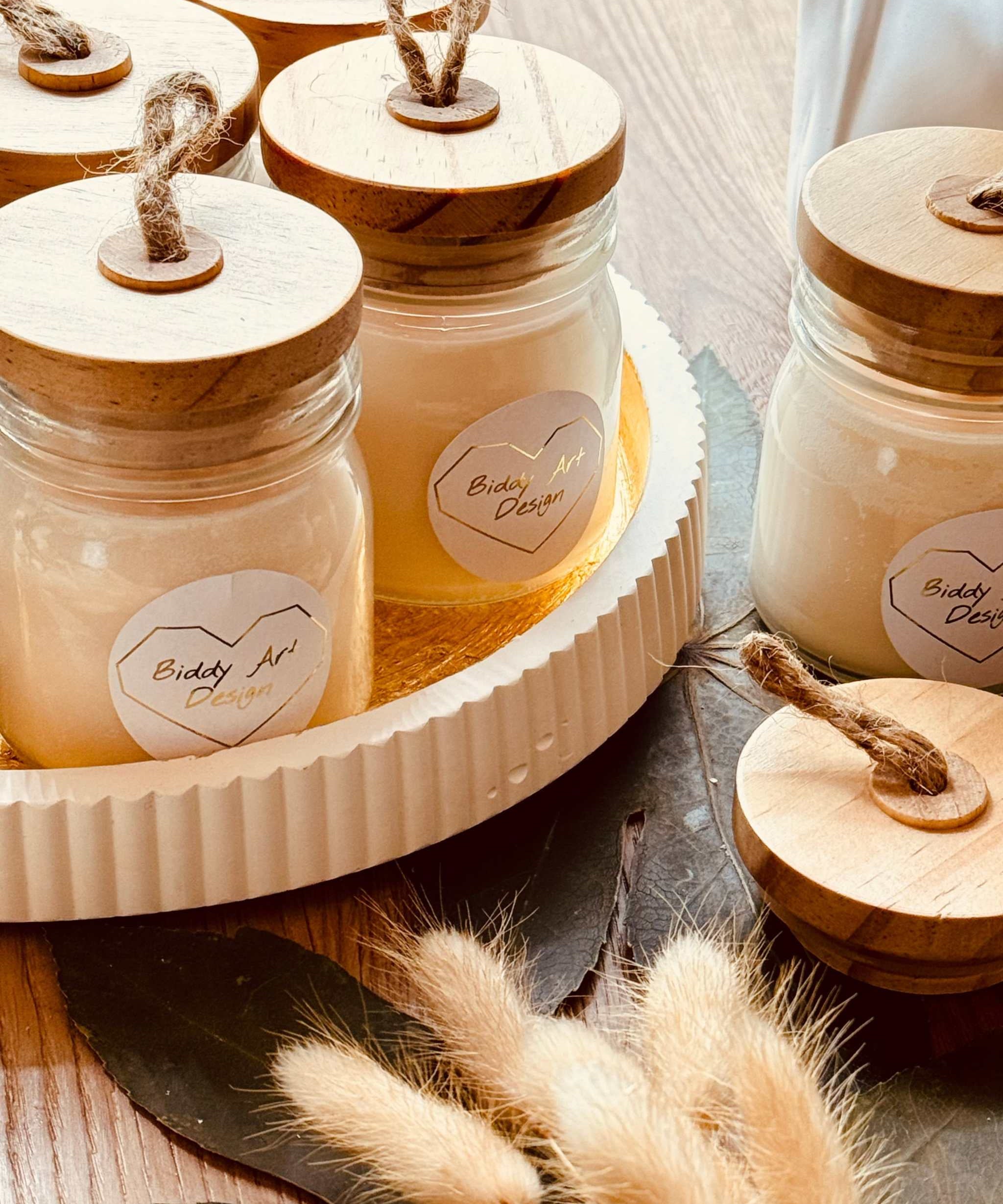 Handgegossene Duftkerze im Glas mit natürlichem Holzdeckel, ideal als Geschenk und dekorativer Raumduft für jedes Zuhause