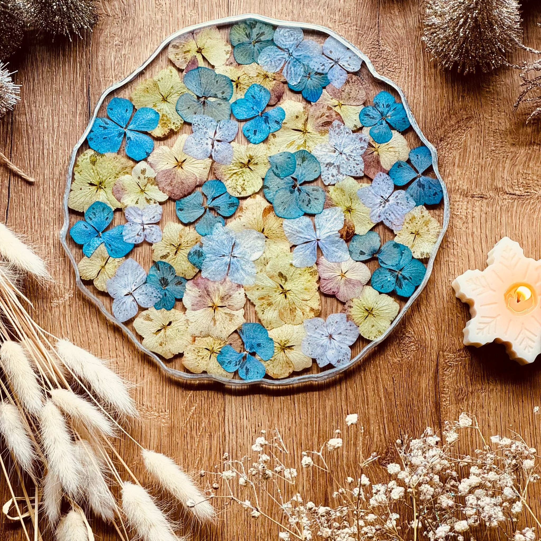 Tablett aus Resin mit Hortensien und silbernen Details