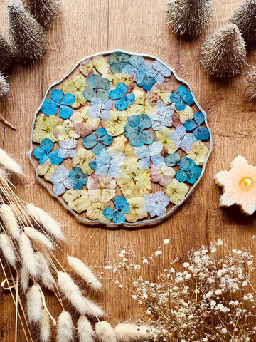 Tablett aus Resin mit Hortensien und silbernen Details