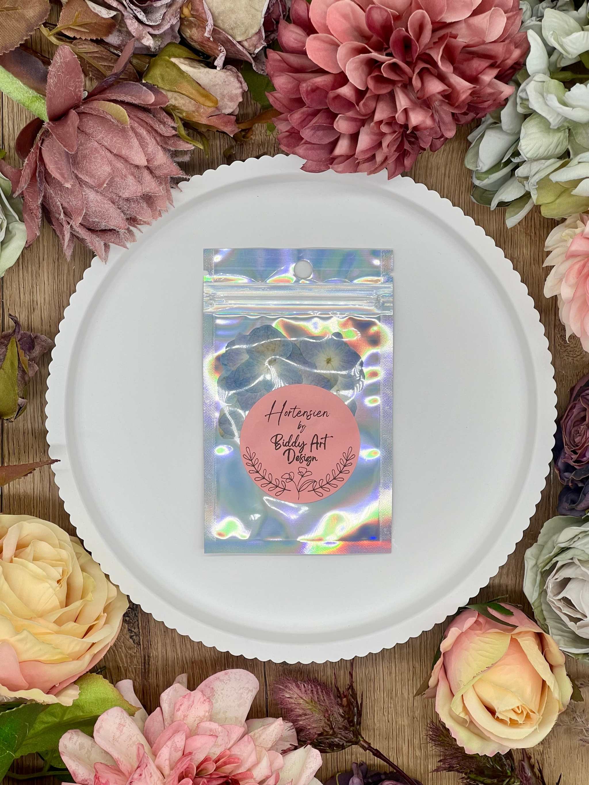 Zarte getrocknete Blumen – filigrane Hortensien, schonend gepresst und perfekt für individuelle Bastelarbeiten, Geschenkverpackungen oder Grußkarten.
