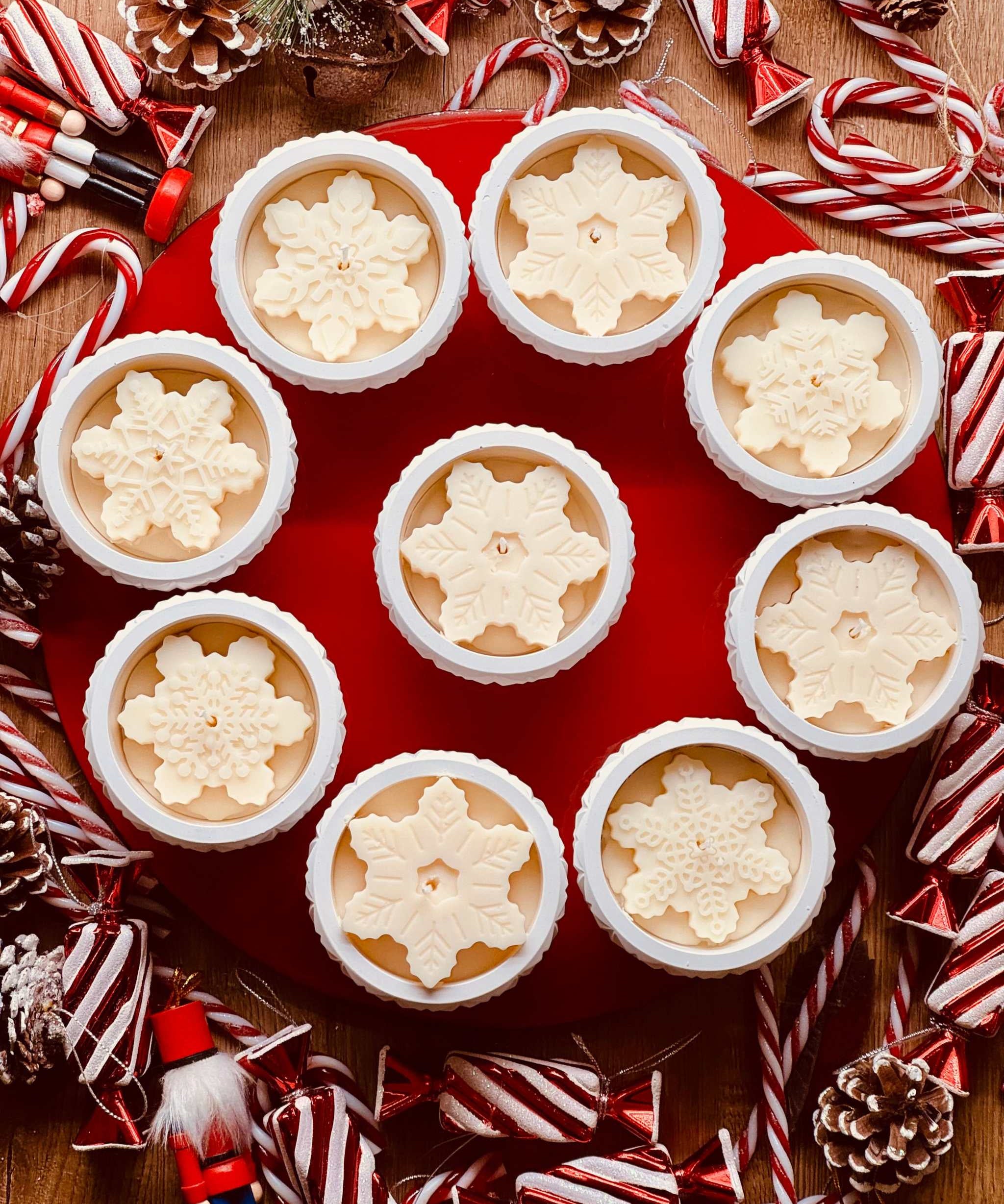 Weihnachtliche Duftkerze im einzigartigen Gießkeramik-Glas, handgefertigt – ein festliches Geschenk und stilvolle Deko
