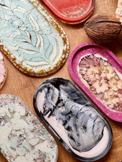 Handgemachte bunte Schmuckschalen aus Resin in verschiedenen Designs als Deko und Geschenk