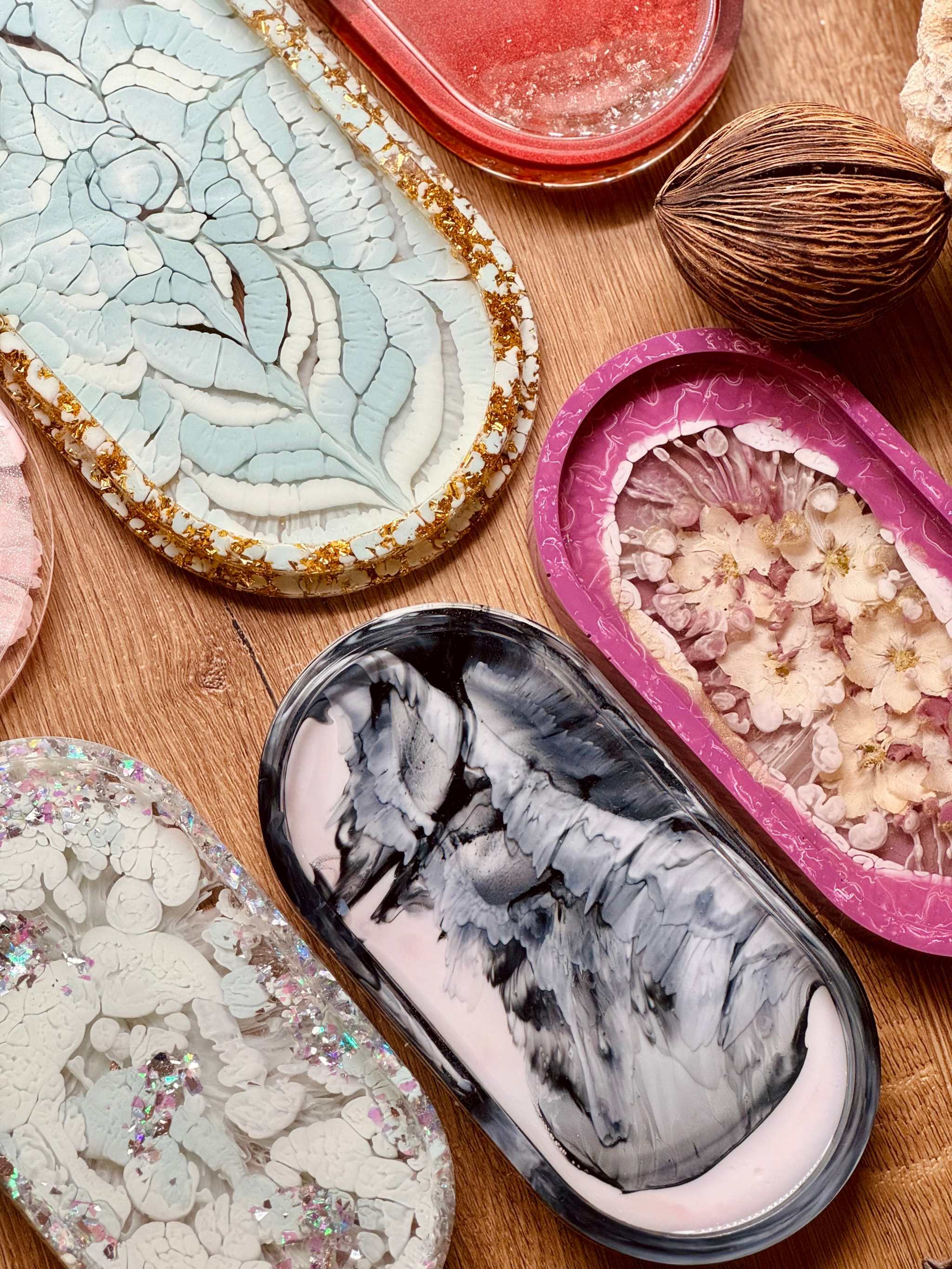 Handgemachte bunte Schmuckschalen aus Resin in verschiedenen Designs als Deko und Geschenk
