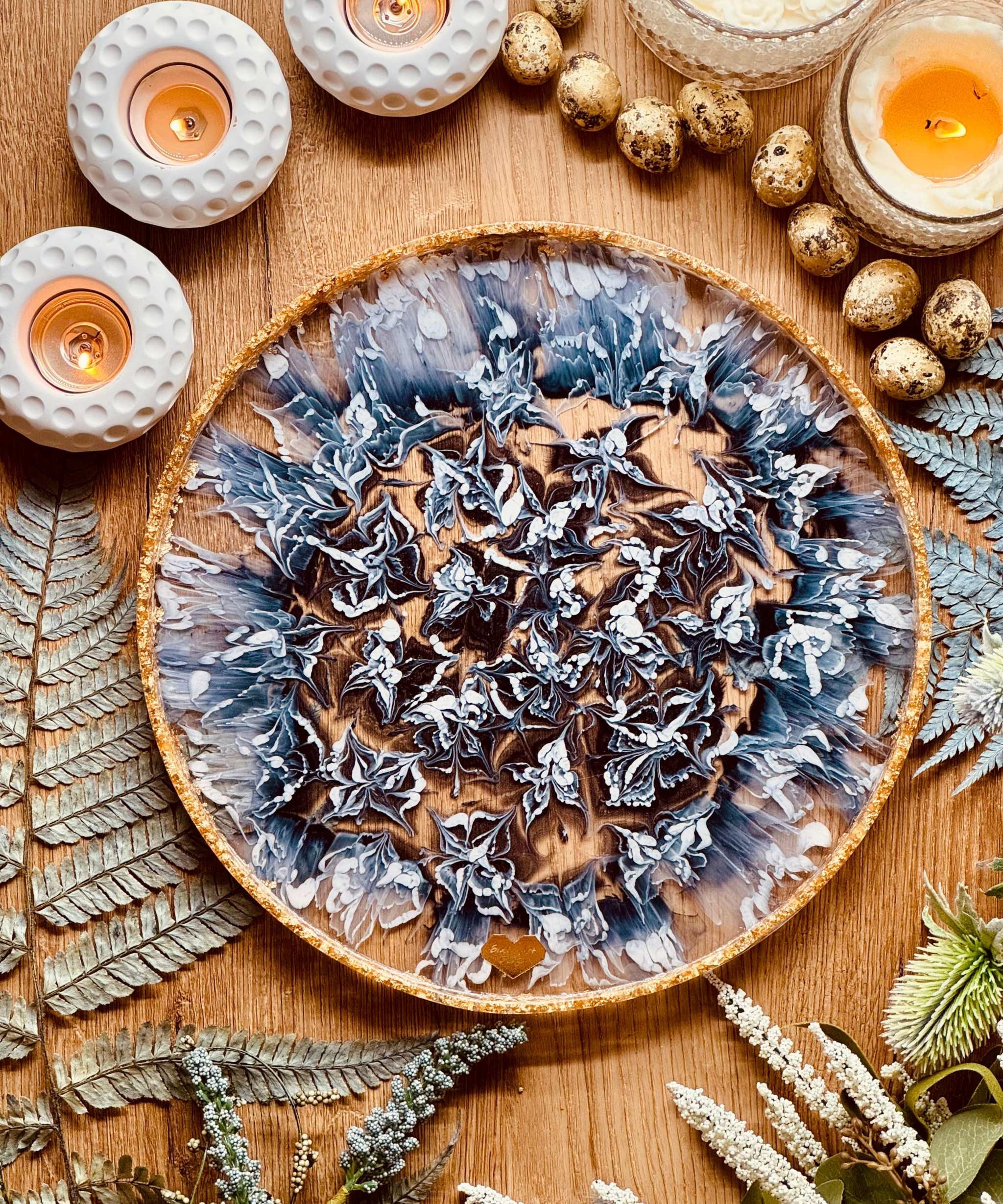 Handgemachtes schwarzes und weißes Resin Tablett mit goldenen Details und dekorativen Kerzen auf Holztisch