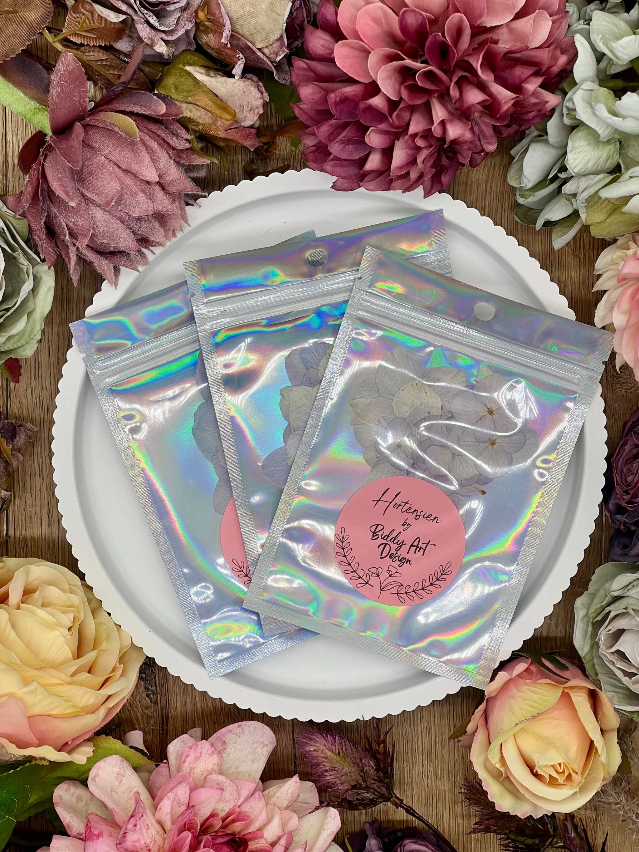 Zarte getrocknete Blumen – filigrane Hortensien, schonend gepresst und perfekt für individuelle Bastelarbeiten, Geschenkverpackungen oder Grußkarten.