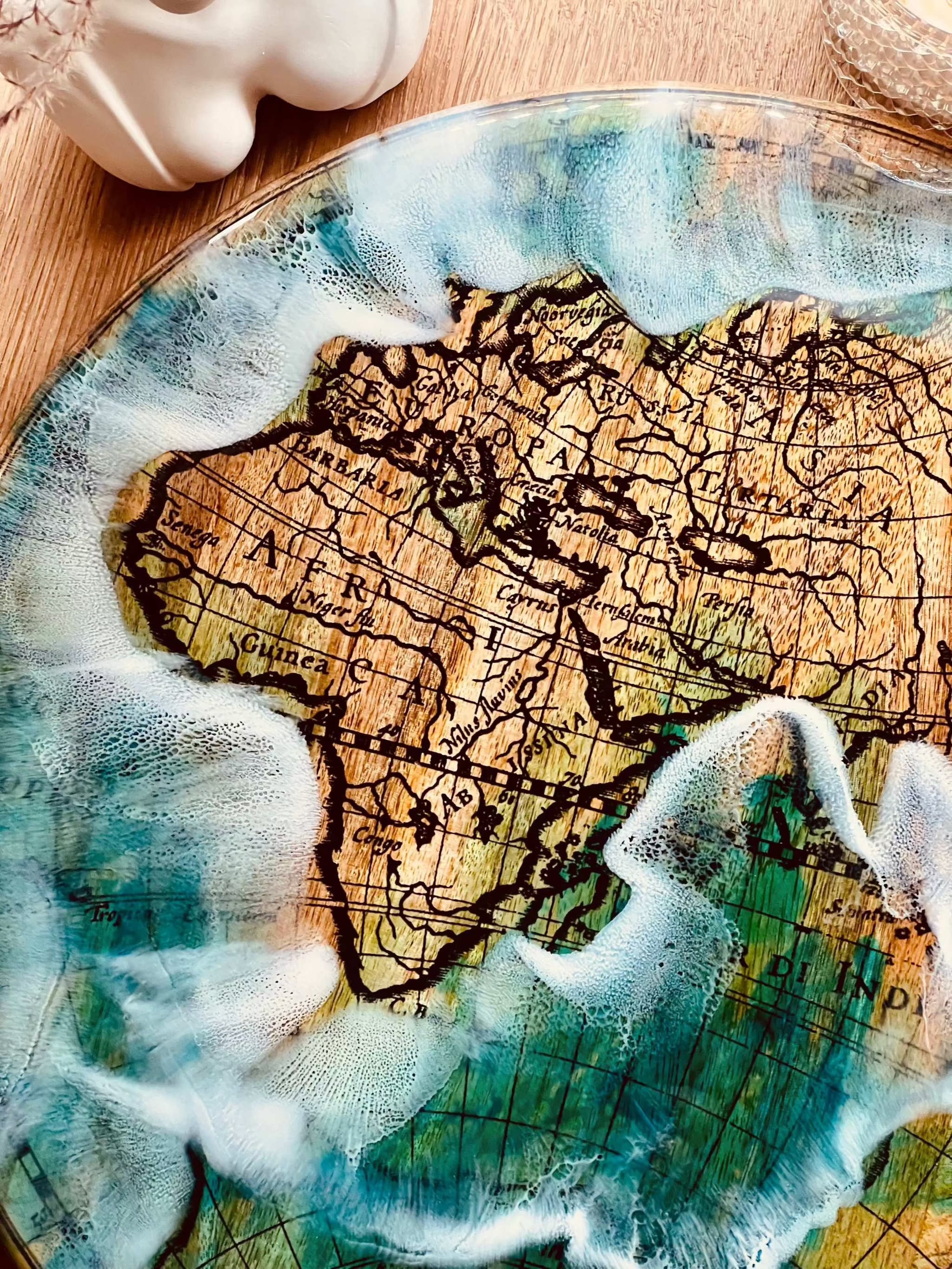 Handgemachtes Holztablett mit Resin im Ocean Design, ca. 40cm, als Unikat und Dekoration
