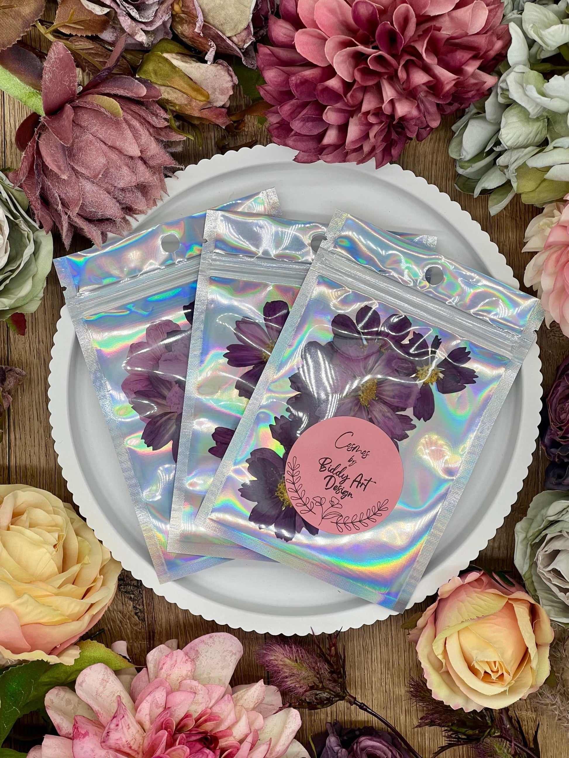 Schön verpackte, handgetrocknete pinke Blumen, perfekt für Kunstprojekte und als kreatives Bastelzubehör, mit nachhaltigem Flair. Dekorative Verpackung mit handverlesenen Blumen, ideal für DIY-Projekte oder als kreatives Kunstzubehör.
