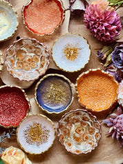 bunte handgemachte Schmuckschalen aus Resin mit goldenen Details in verschiedenen Farben als Deko und Geschenk