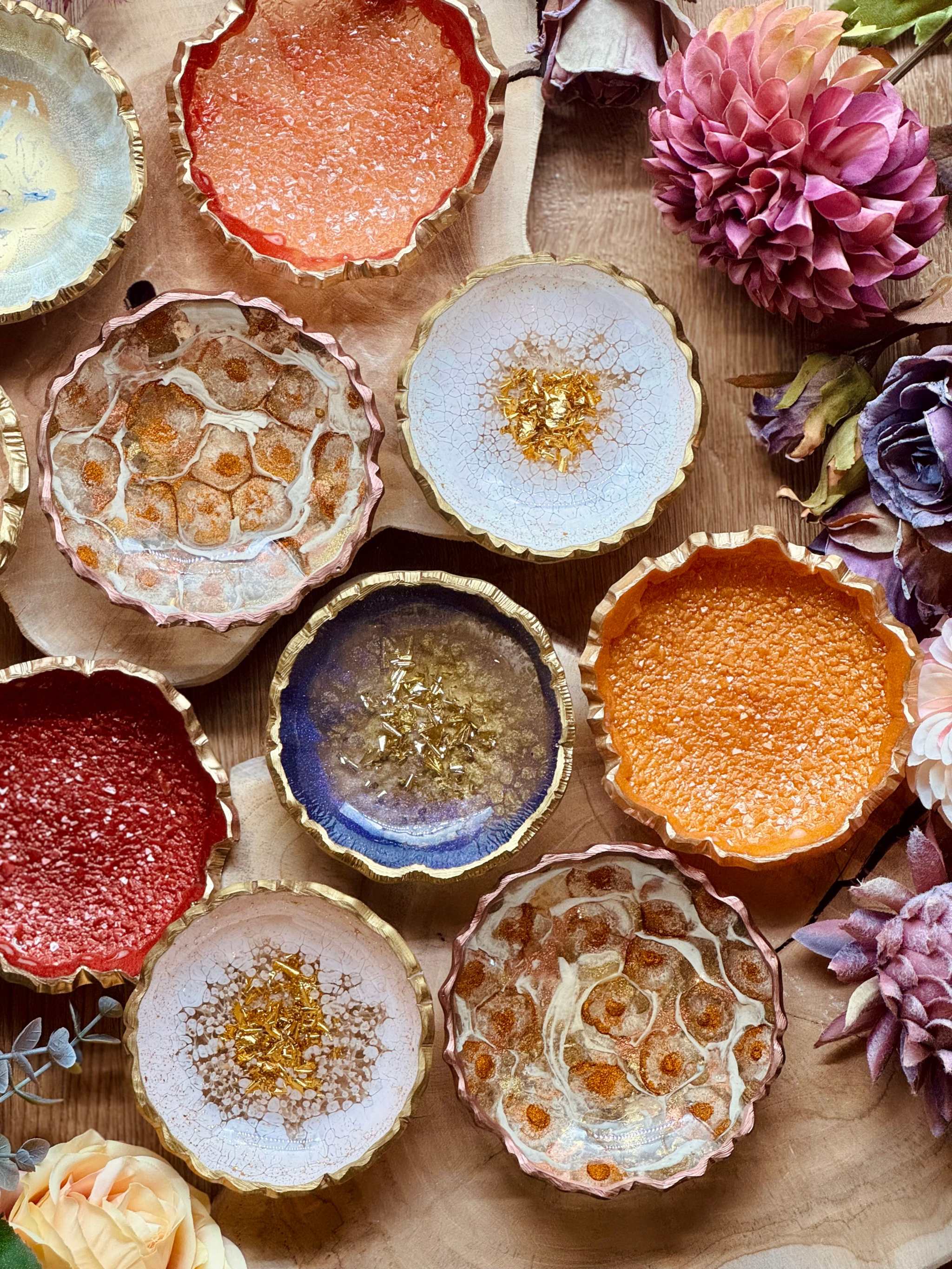 bunte handgemachte Schmuckschalen aus Resin mit goldenen Details in verschiedenen Farben als Deko und Geschenk