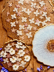 Perfekt für Resin Art – diese getrockneten Blumen lassen sich ideal in Epoxidharz einarbeiten und verleihen Schmuck oder Tabletts eine besondere Note.