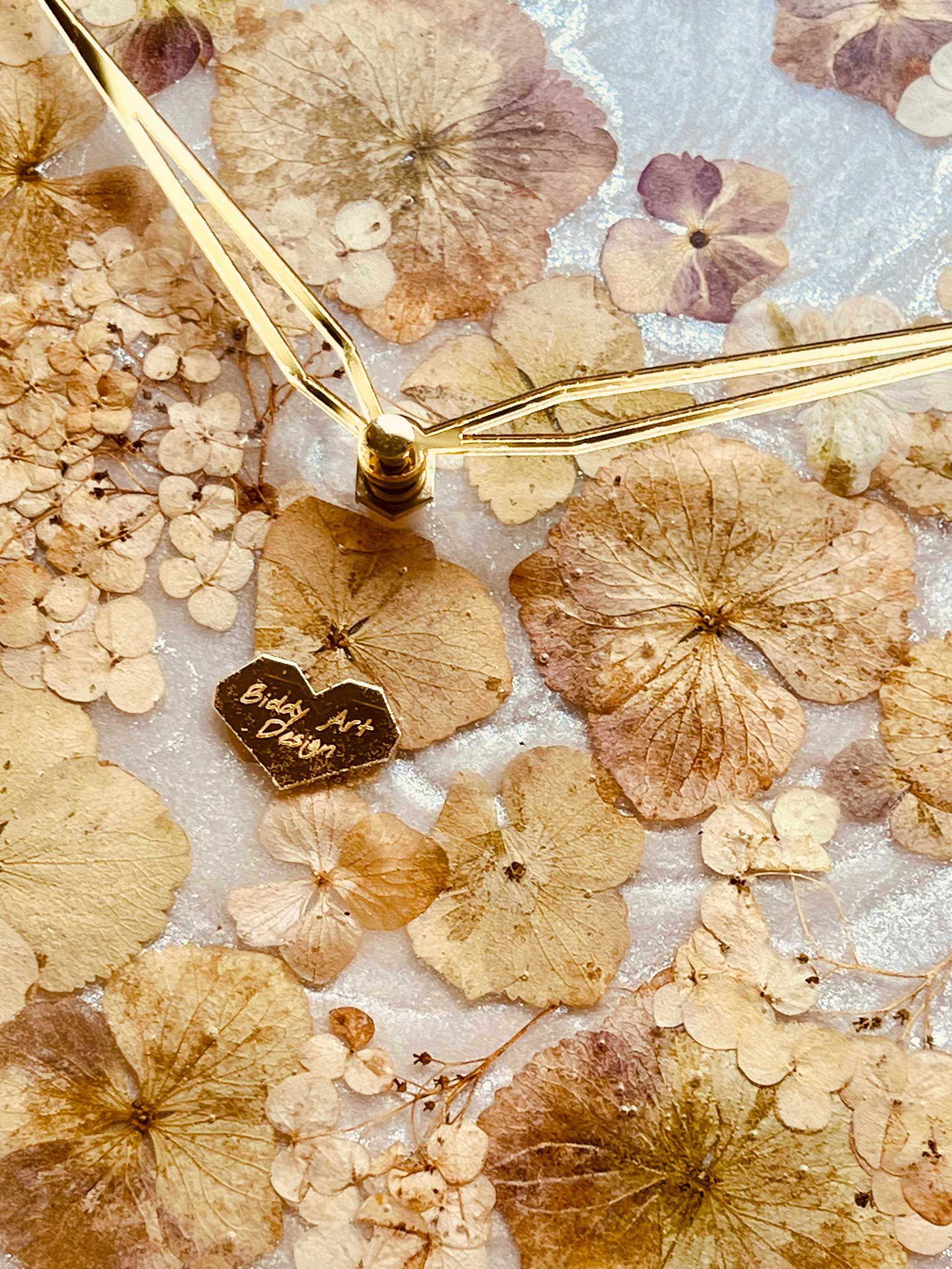 Handgemachte Resin Uhr mit getrockneten Hortensien und goldenen Uhrzeigern in Naturtönen