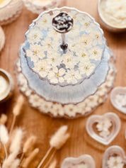 Anwendungsgebiete:
Perfekt für Resin Art – diese getrockneten Blumen lassen sich ideal in Epoxidharz einarbeiten und verleihen Schmuck oder Tabletts eine besondere Note.