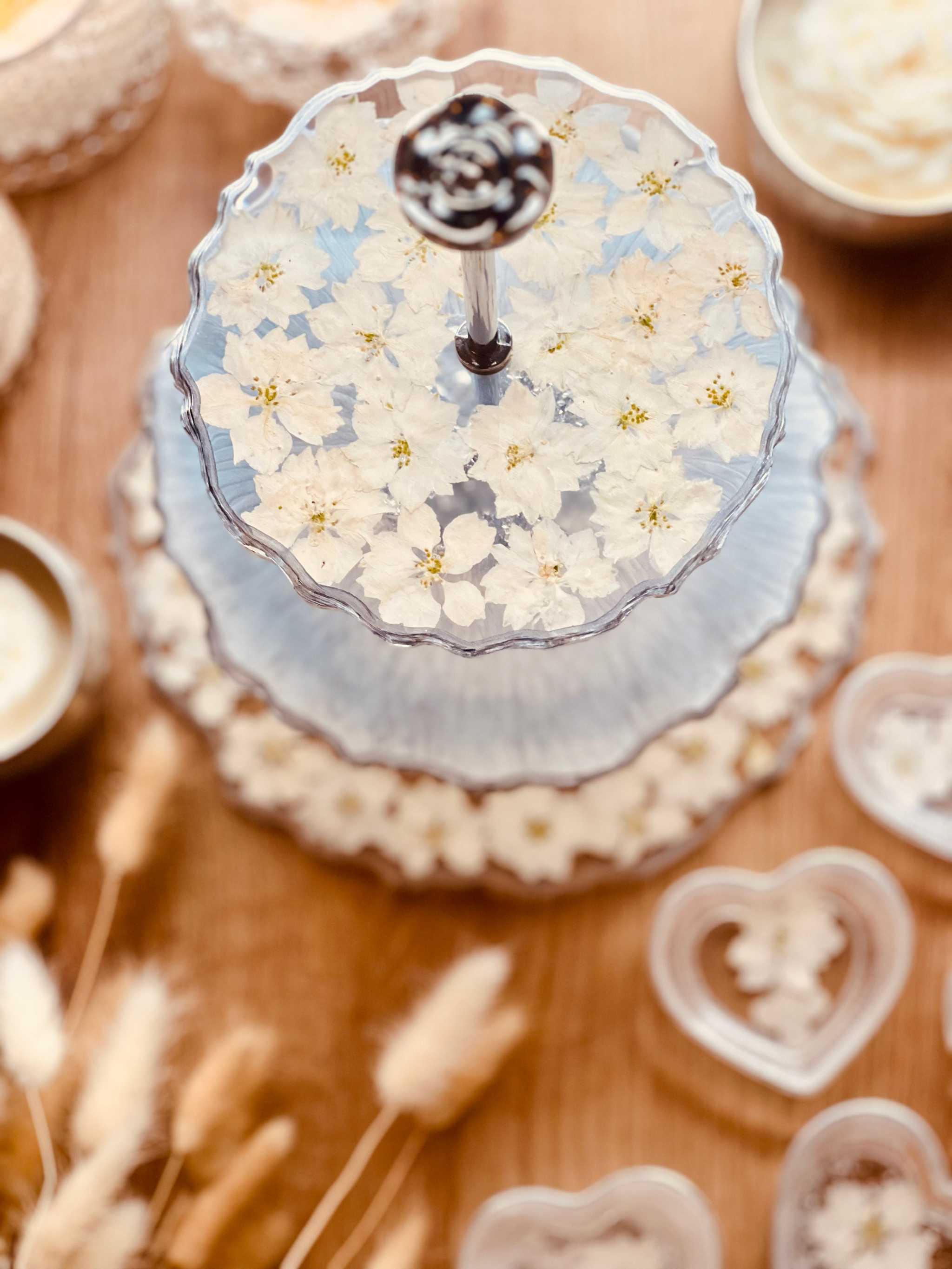 Anwendungsgebiete:
Perfekt für Resin Art – diese getrockneten Blumen lassen sich ideal in Epoxidharz einarbeiten und verleihen Schmuck oder Tabletts eine besondere Note.