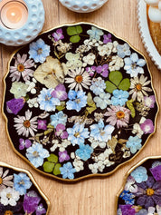 Handgemachtes Tablett aus Resin mit echten getrockneten Blumen und goldenen Details in ovaler Form