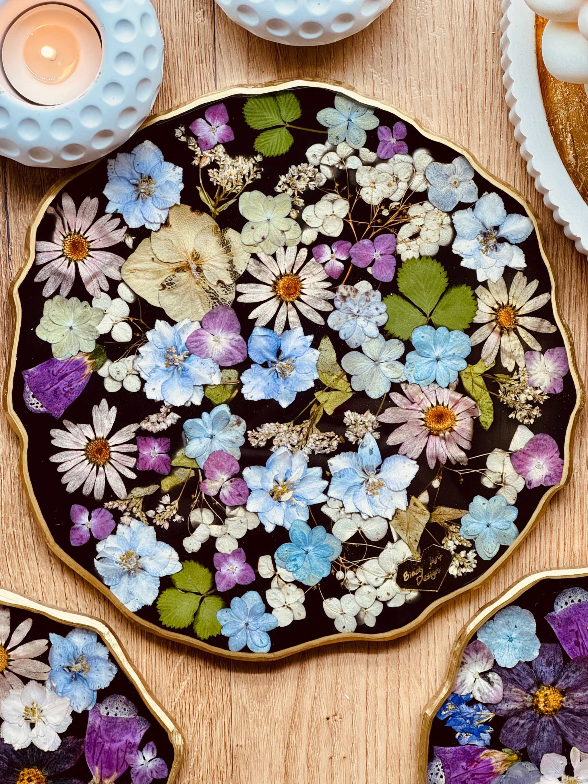 Handgemachtes Tablett aus Resin mit echten getrockneten Blumen und goldenen Details in ovaler Form