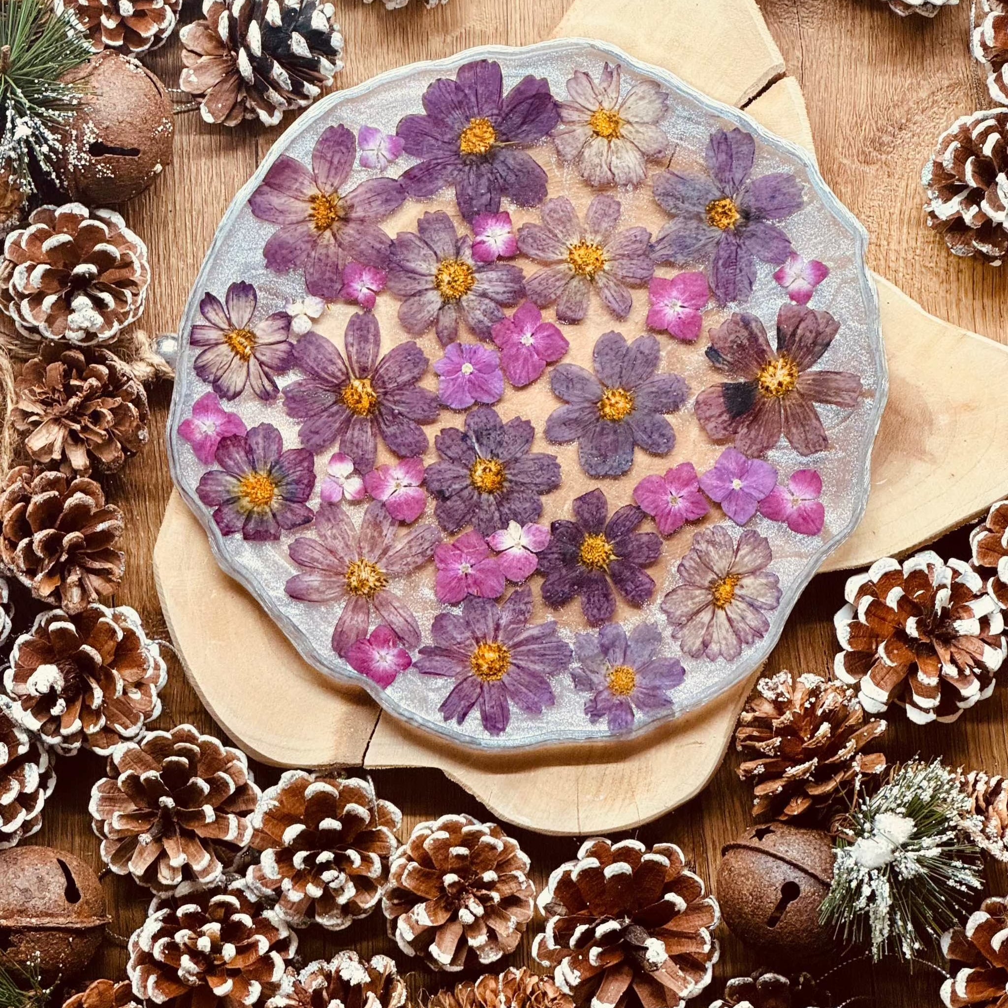 Tablett aus Resin mit Blüten und silbernen Details