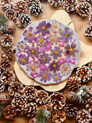 Tablett aus Resin mit Blüten und silbernen Details