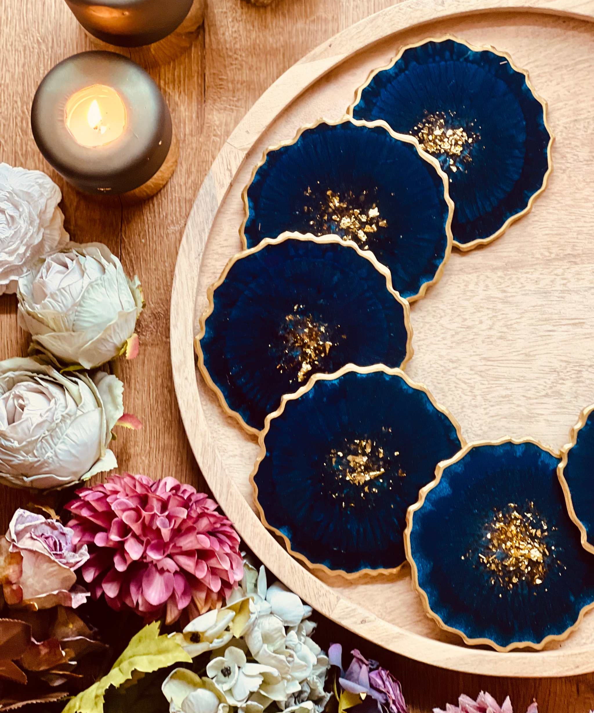 6 handgemachte Untersetzer aus blauem Resin mit goldenen Details auf Holztablett