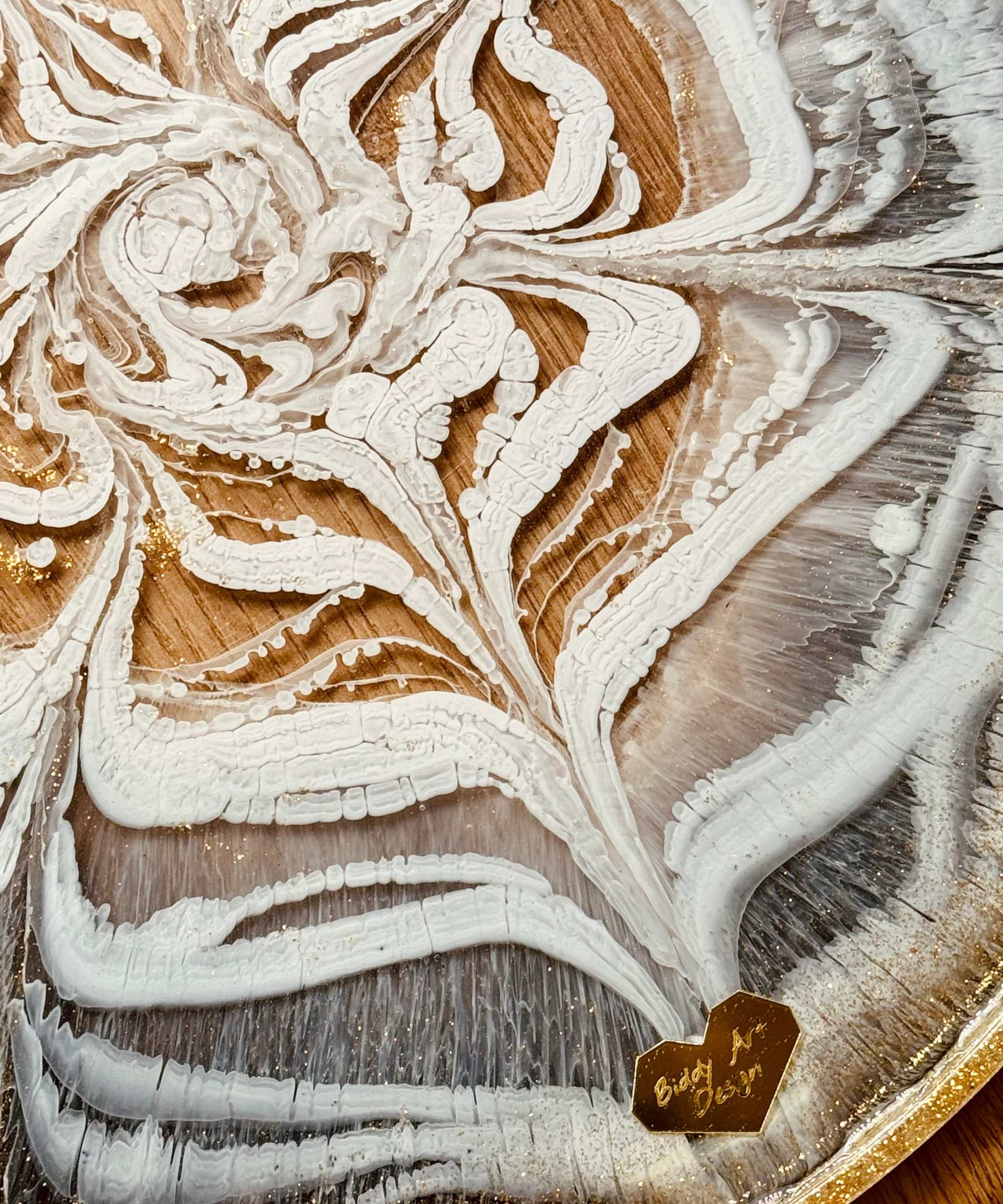 rundes handgemachtes Tablett aus Resin in Schwarz-Weiß mit goldenen Details und einzigartigem Muster