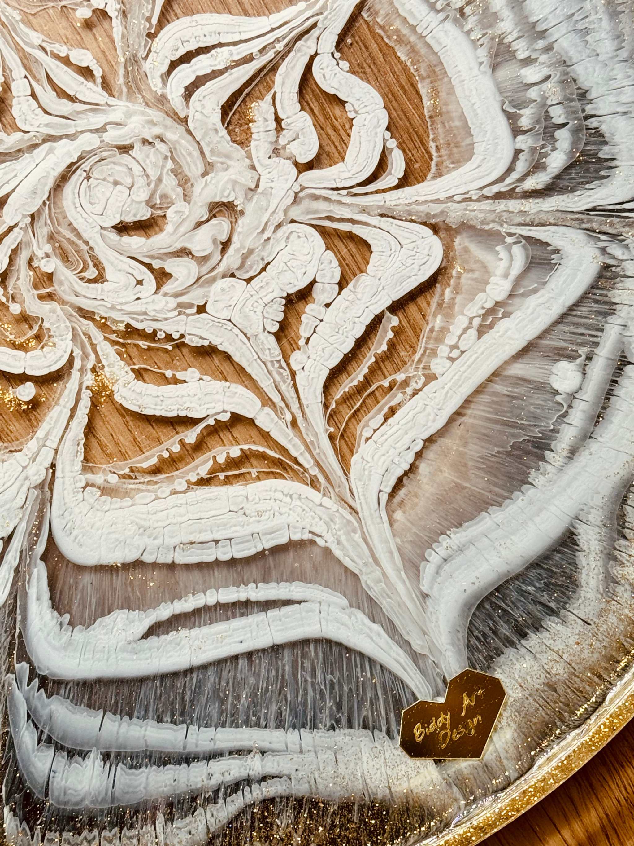 rundes handgemachtes Tablett aus Resin in Schwarz-Weiß mit goldenen Details und einzigartigem Muster