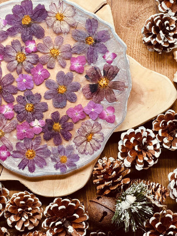 Tablett aus Resin mit Blüten und silbernen Details