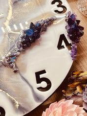 Handgemachte Resin Uhr in Weiss, Lila und Gold mit Kristallen, Geode Look, 40cm Durchmesser, einzigartiges Kunstwerk