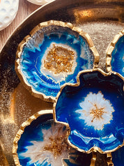 Handgemachte blaue Schmuckschalen aus Resin mit goldenen Details, Durchmesser ca. 10 cm, einzigartige Unikate als Dekoration und Geschenk