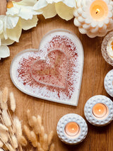 Schale bzw. Tablett in Herzform aus Resin in Rosa mit silbernen Details im 3D Design