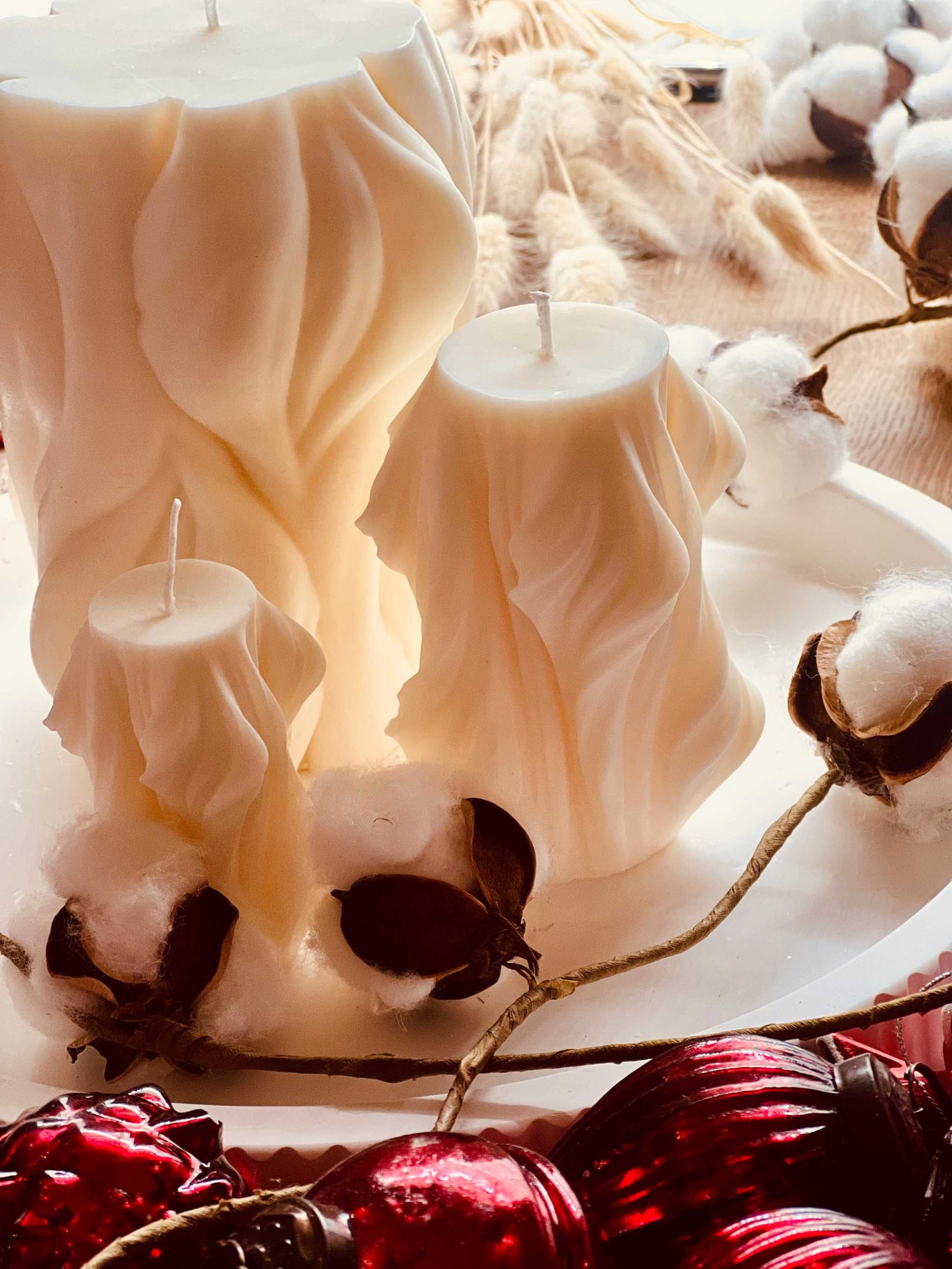 Besonders geformte Rapswachskerze, vegan und umweltschonend – ein ideales Geschenk für stilvolle und natürliche Dekoration. Die Kerzen werden mit handgemachten, weissen Tabletts aus Giesskeramik zum Blickfang.