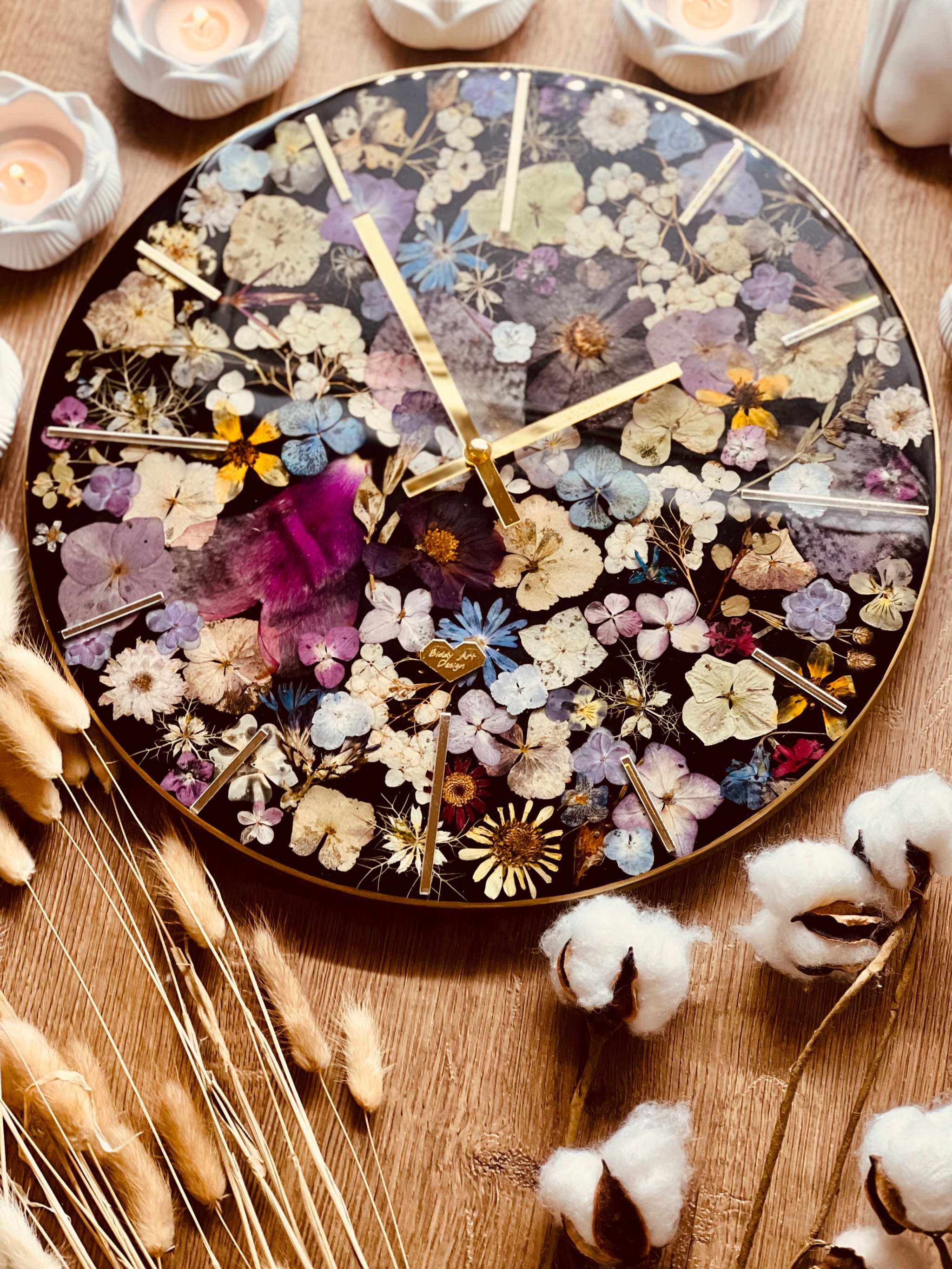 Handgemachte Resin Uhr mit getrockneten bunten Blumen und Hortensien, 35 cm Durchmesser, einzigartiges dekoratives Kunstwerk