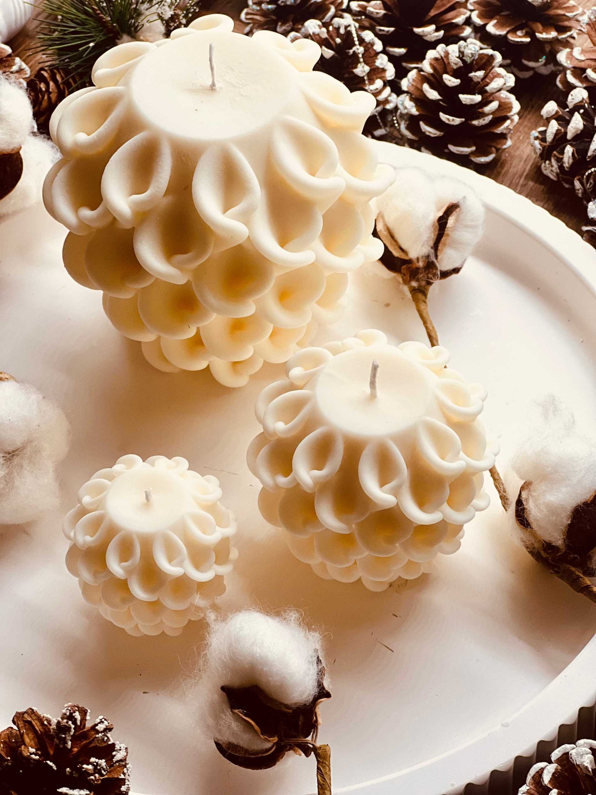Handgegossene Kerze aus Rapswachs in kreativer Form – ein umweltfreundliches, veganes Geschenk für jede Gelegenheit.