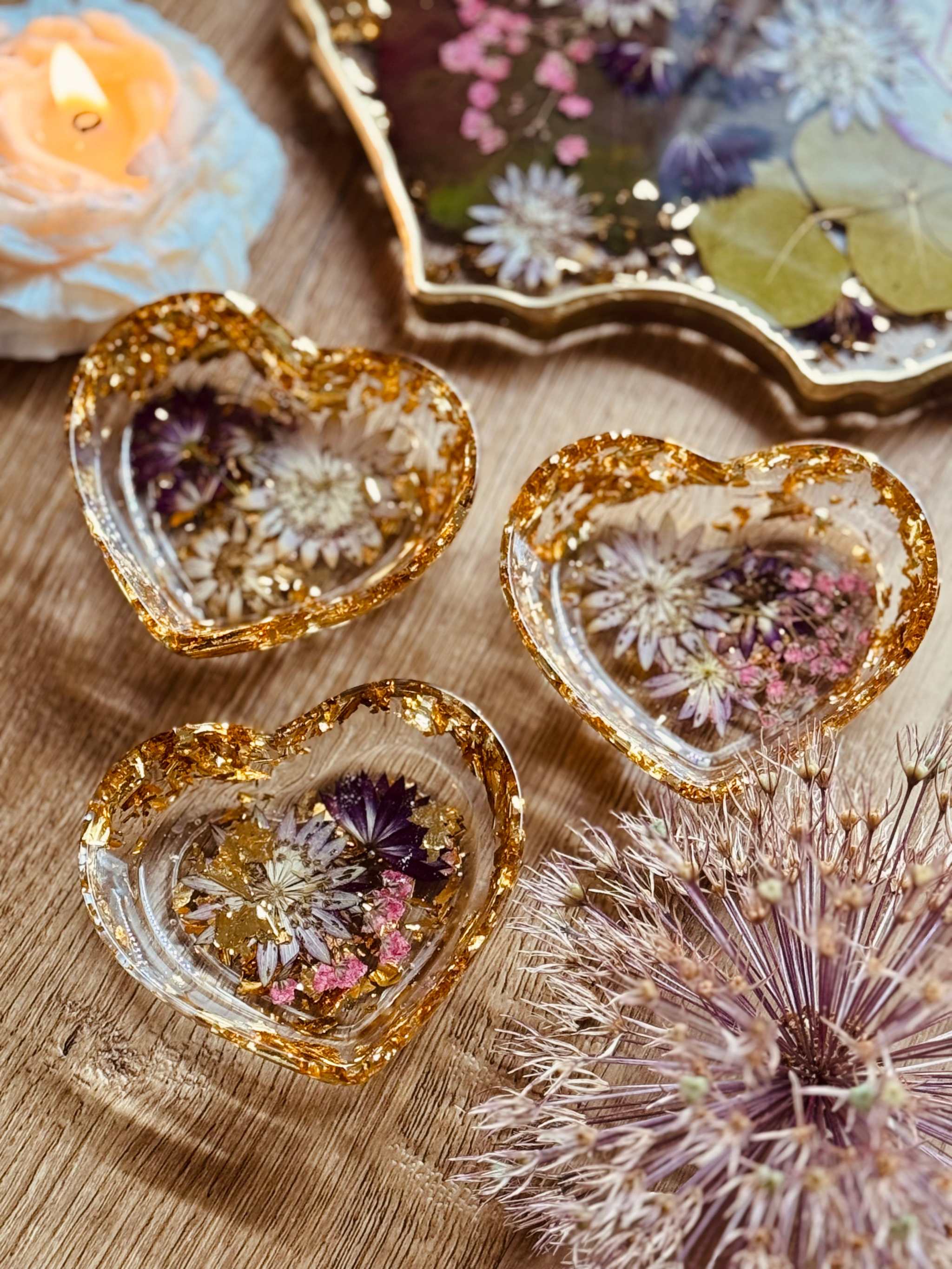 Herzschale aus deinem Brautstrauß mit goldenen Akzenten und echten konservierten Blumen, handgefertigte Schmuckschale in Herzform, emotionales Andenken, ca. 8 cm Durchmesser, dekorativ und individuell gestaltbar.