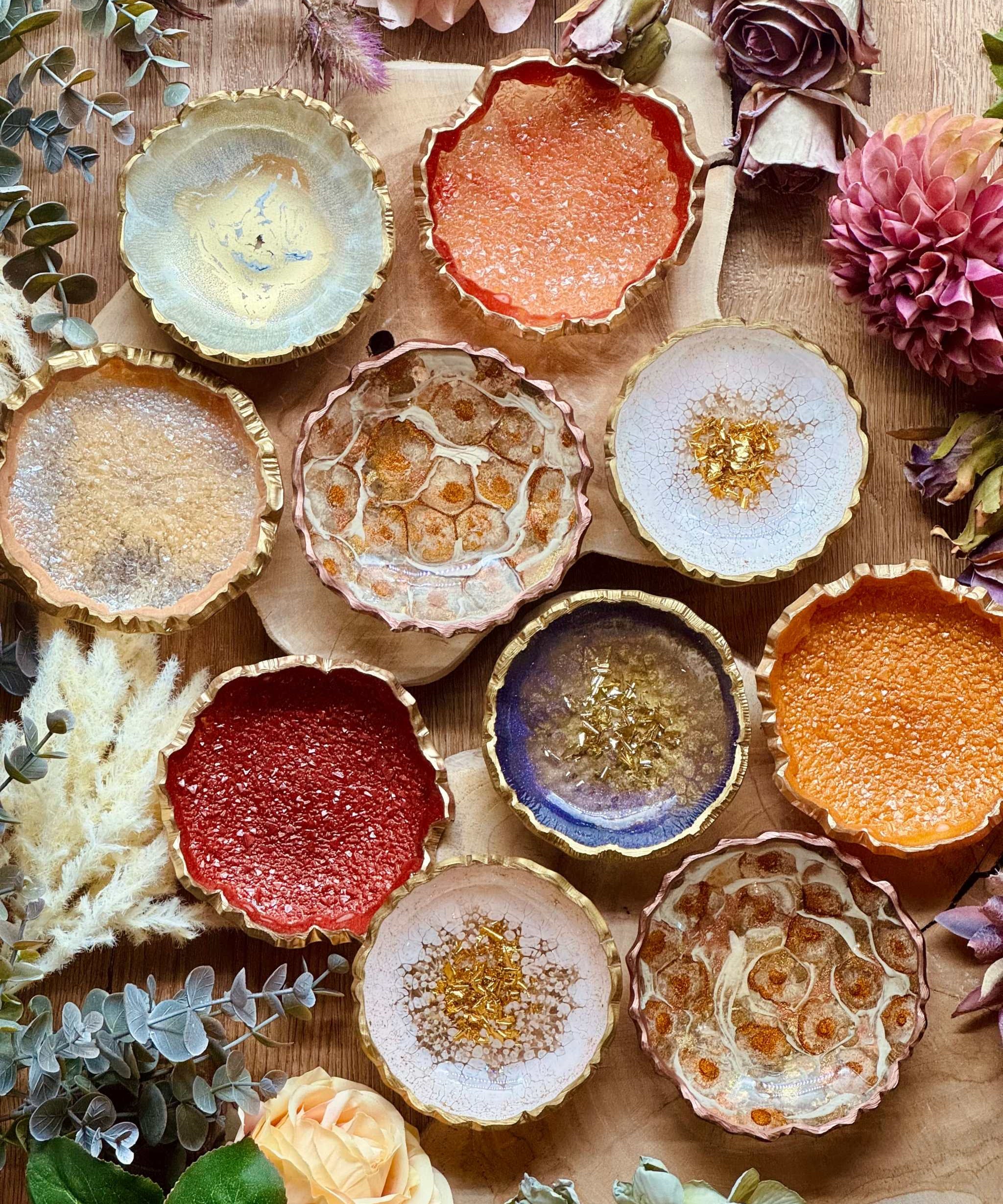 Handgemachte bunte Schmuckschalen aus Resin mit goldenen Details, einzigartig und dekorativ im Bade- oder Schlafzimmer.