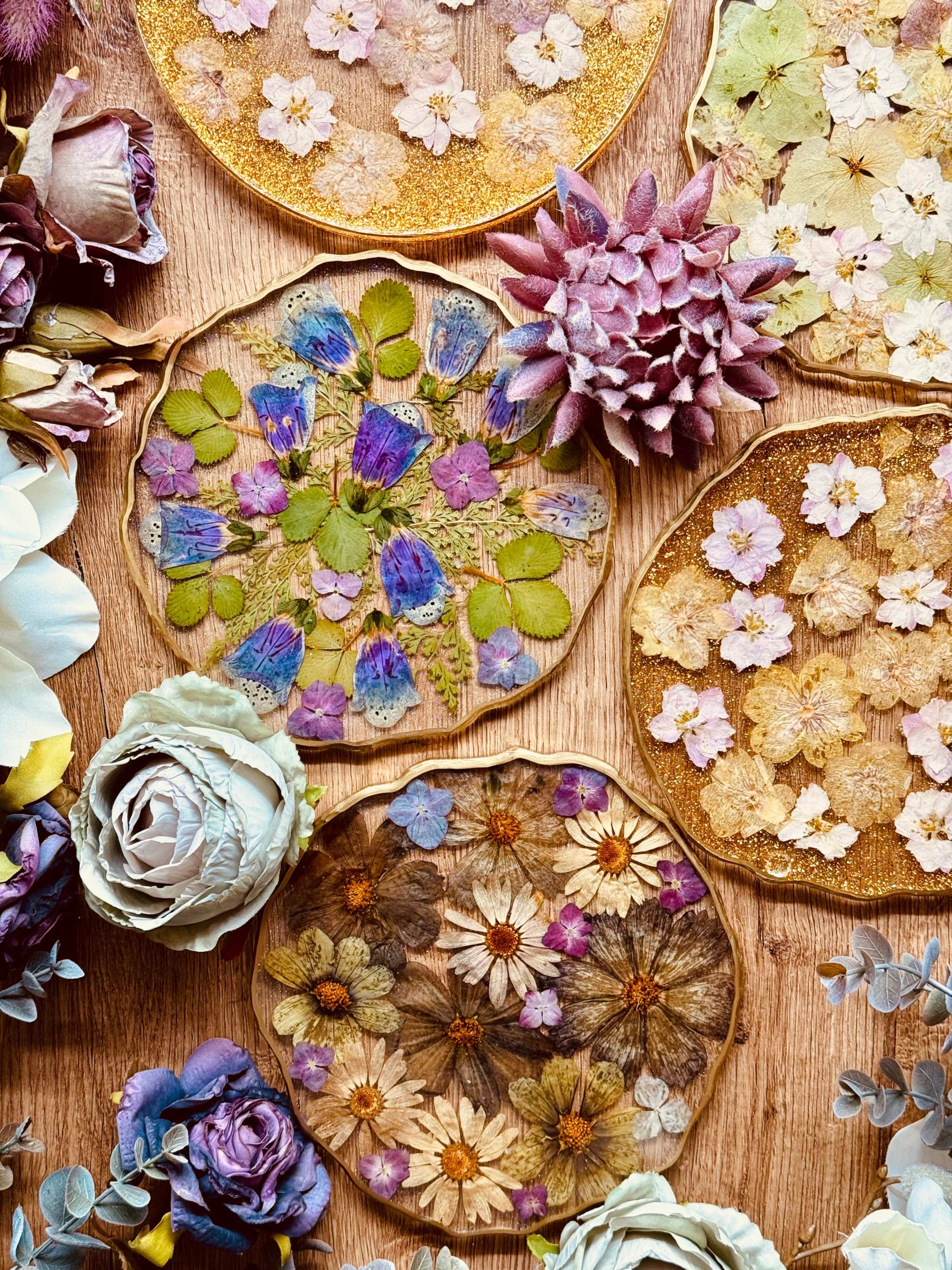 handgemachte Tabletts aus Resin mit getrockneten Blumen und goldenen Details als einzigartige Dekoration und Geschenkidee