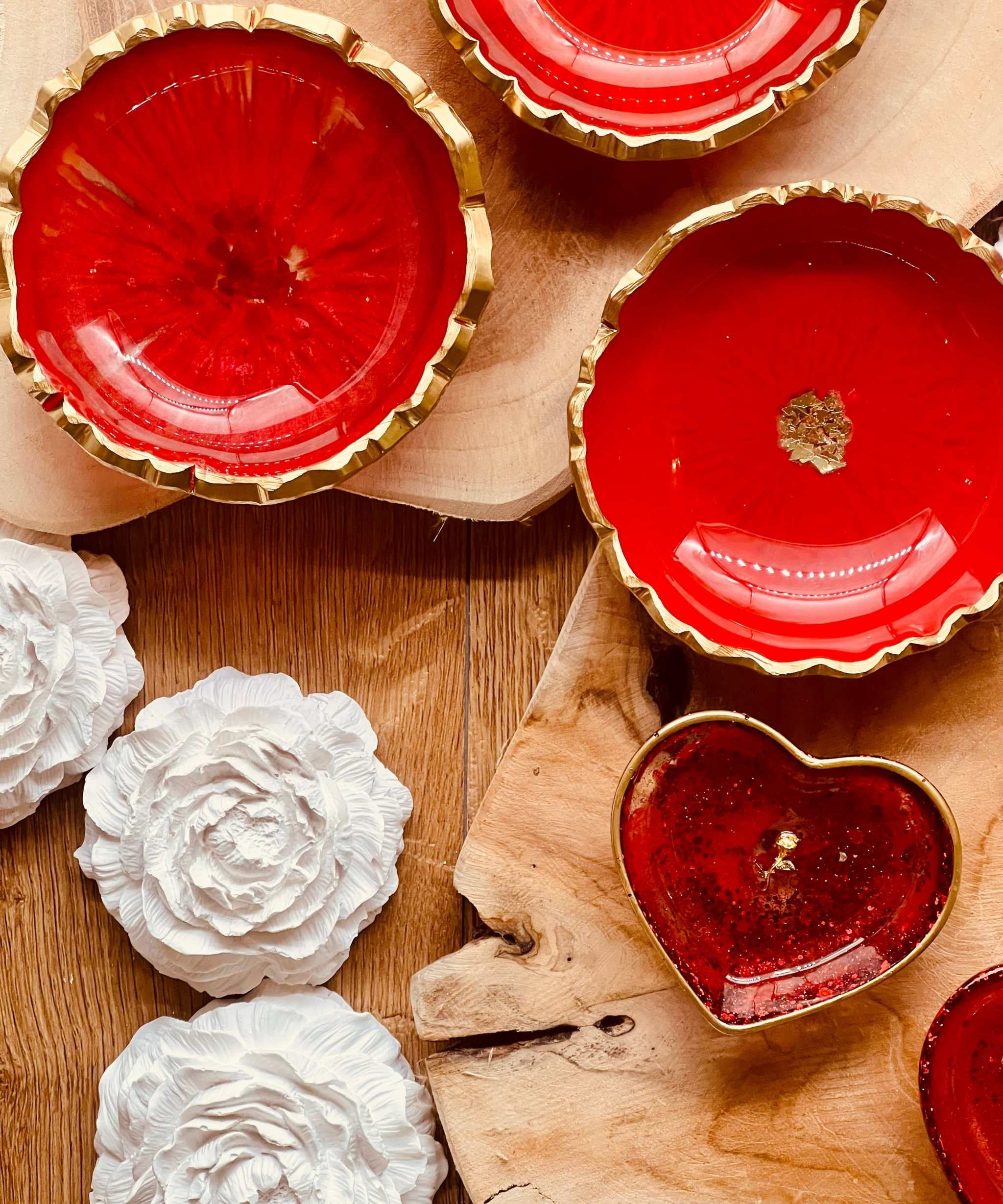 rote Schmuckschalen aus Resin mit goldenen Details in verschiedenen Größen, handgemachte Unikate, Dekoration für Bad und Schlafzimmer
