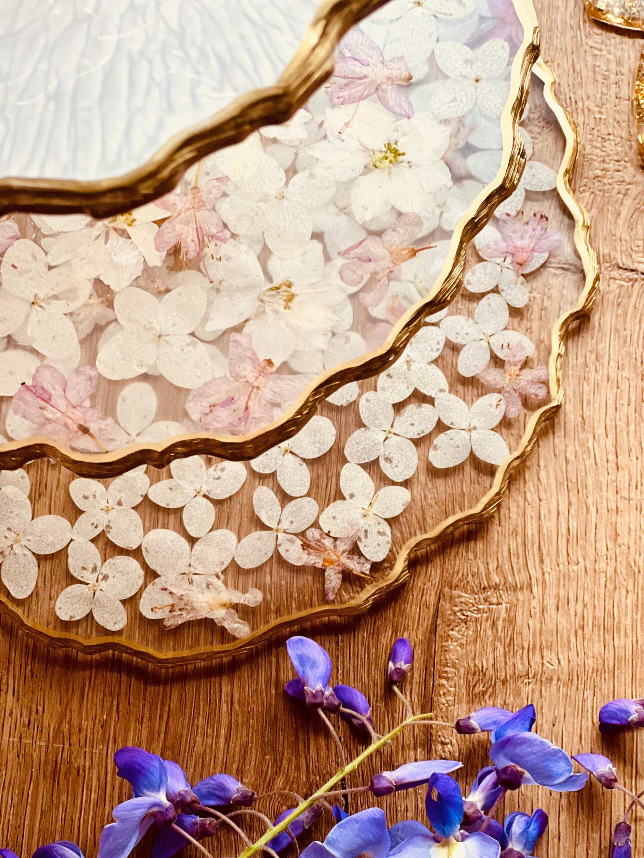 Ideal für DIY-Schmuck und Deko – diese getrockneten Blumen sind perfekt für Anhänger, Ringe oder Ohrringe und sorgen für ein natürliches, florales Design.