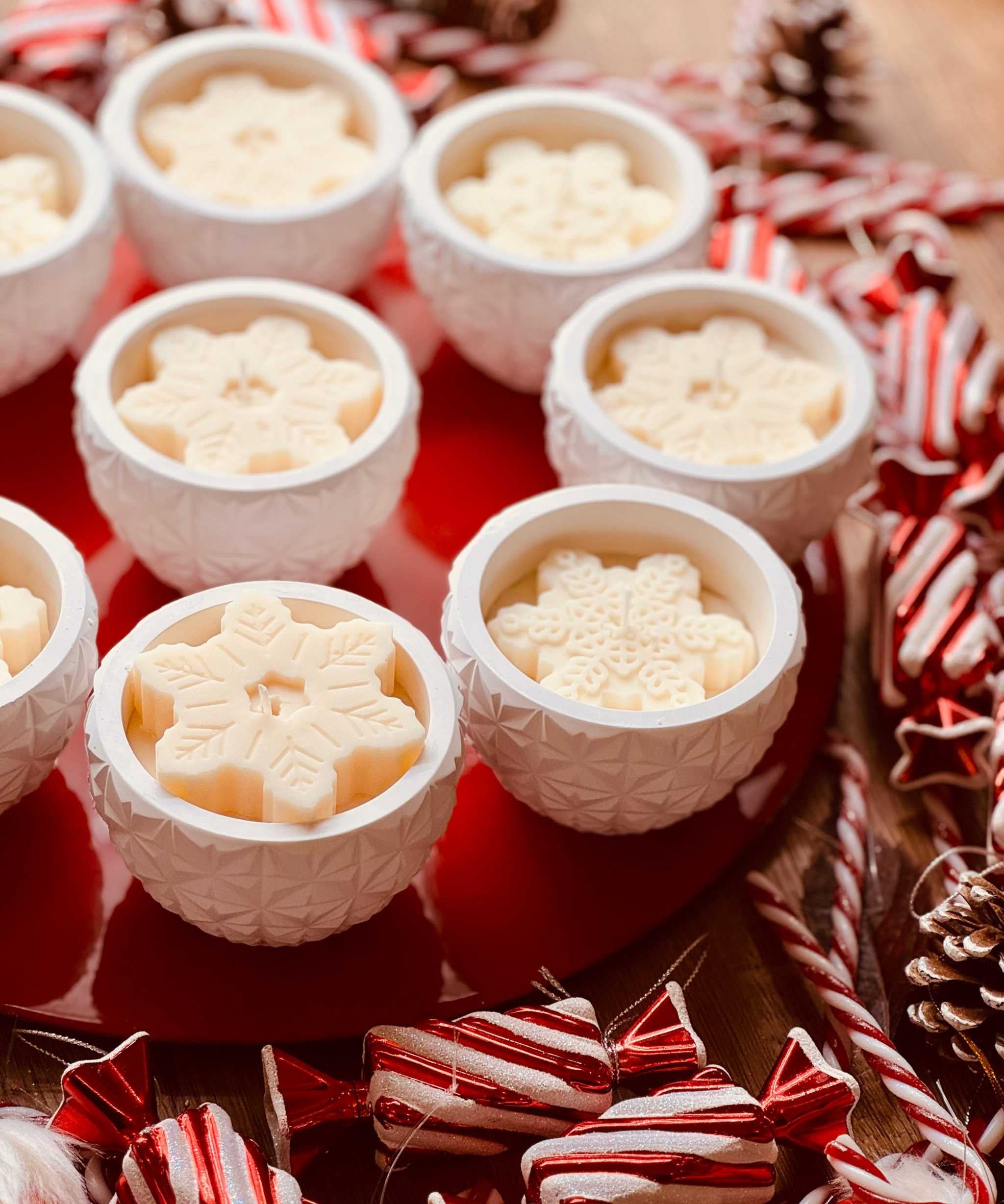 Kerze im handgefertigten Gießkeramik-Glas mit weihnachtlichem Design, perfekt als besonderes Geschenk und dekorativer Hingucker
