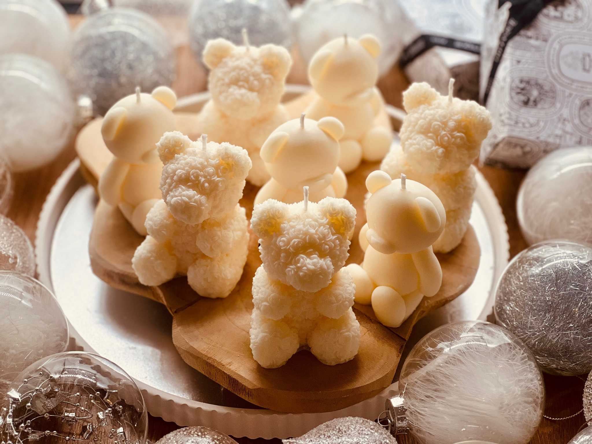 Handgefertigte Rapswachskerze in außergewöhnlicher Form, vegan und dekorativ – das perfekte Geschenk für jeden Anlass.
