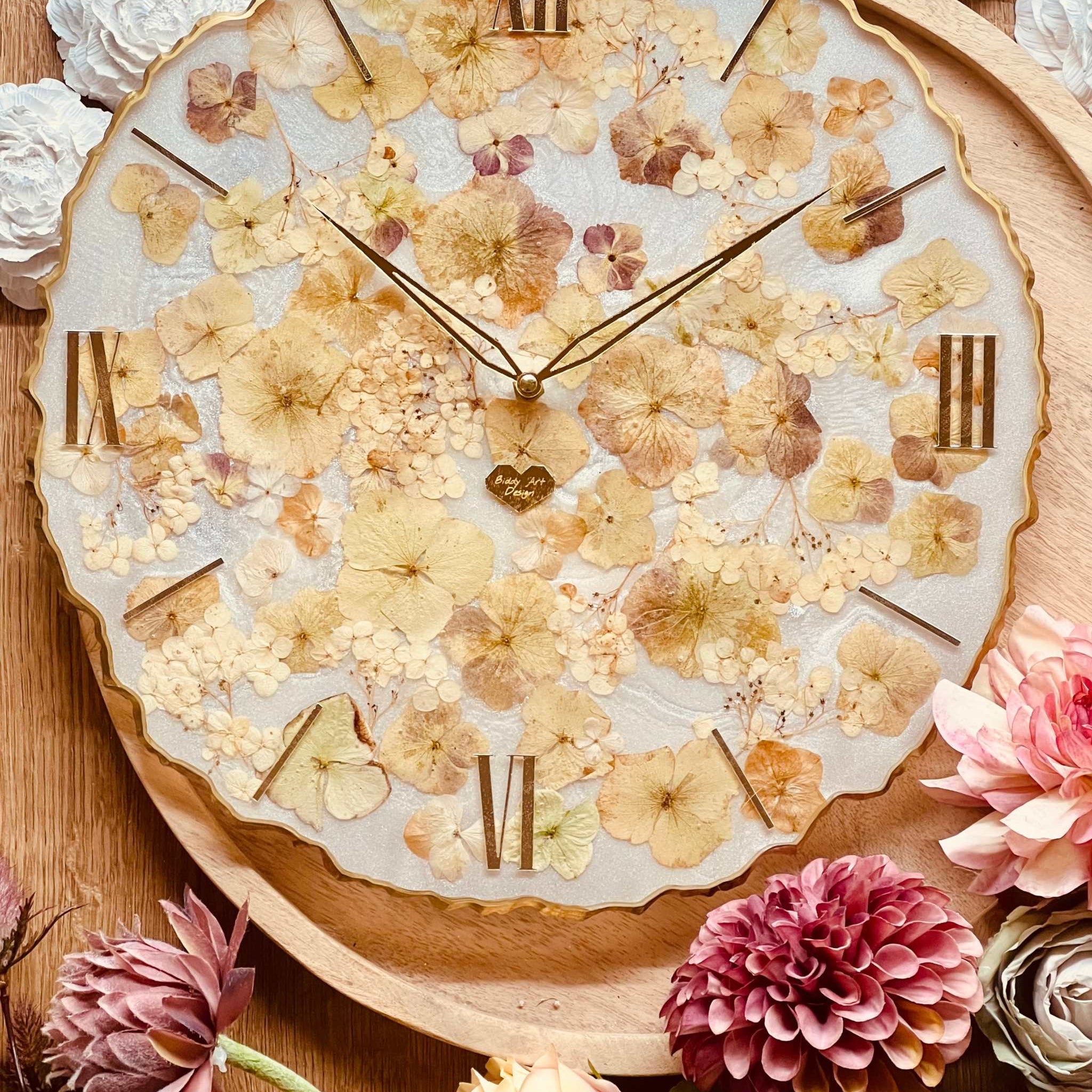 Resin Uhr mit getrockneten Hortensien
