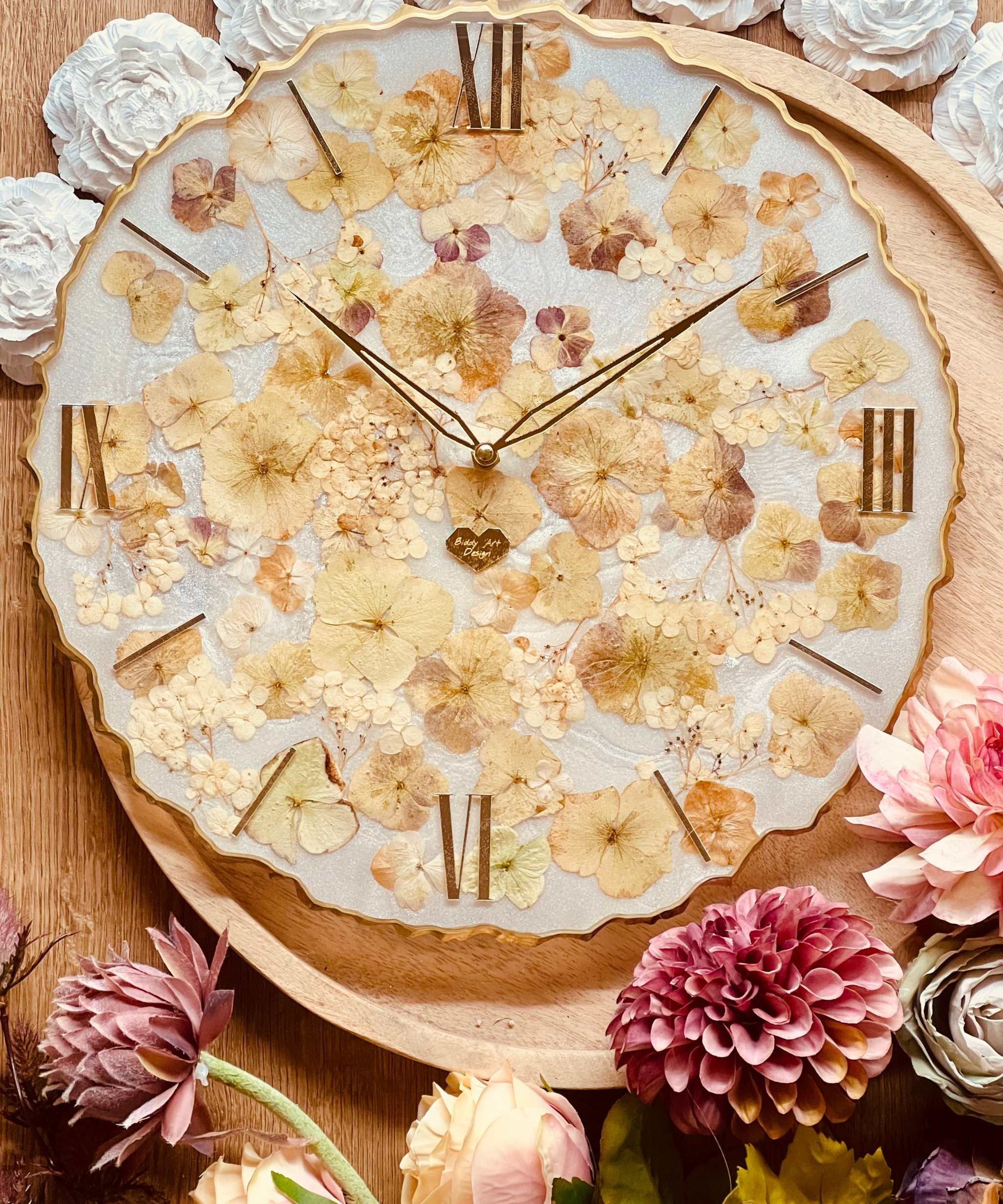 Handgefertigte Resin Uhr mit getrockneten Hortensien und römischen Ziffern, 35 cm Durchmesser, einzigartiges Unikat
