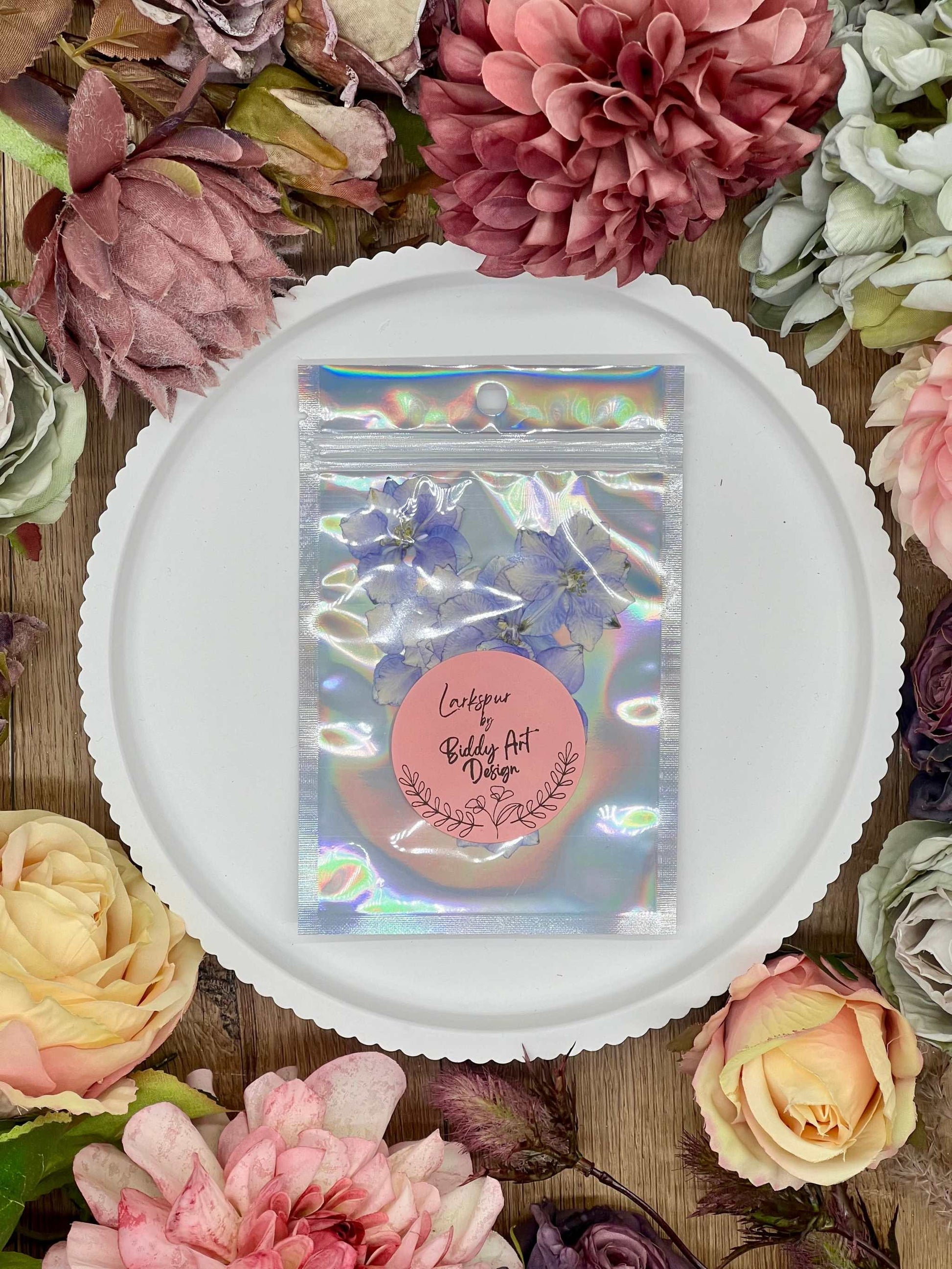 Getrocknete Blumen Larkspur in Violett, perfekt für Resin Art, DIY-Projekte, Kerzenherstellung, Scrapbooking und Schmuckdesign. Hochwertig und handgepresst.
