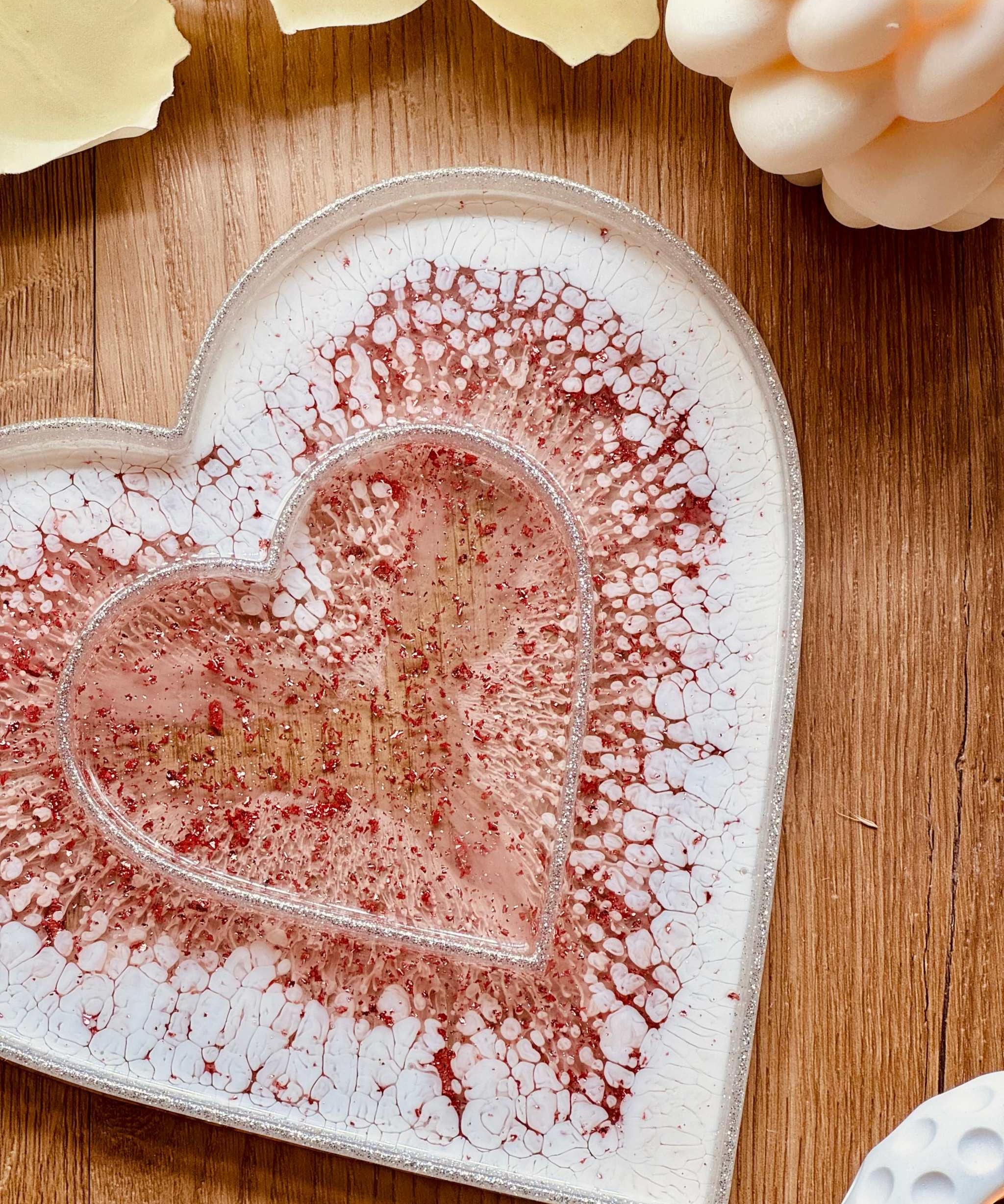 Herzförmige Schale bzw. Tablett aus rosa Resin mit silbernen 3D-Details handgemacht