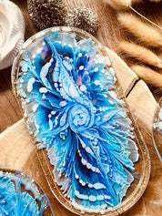 handgemachte blaue schmuckschale aus resin mit 3d technik und golddetails, einzigartige deko für badezimmer oder schlafzimmer