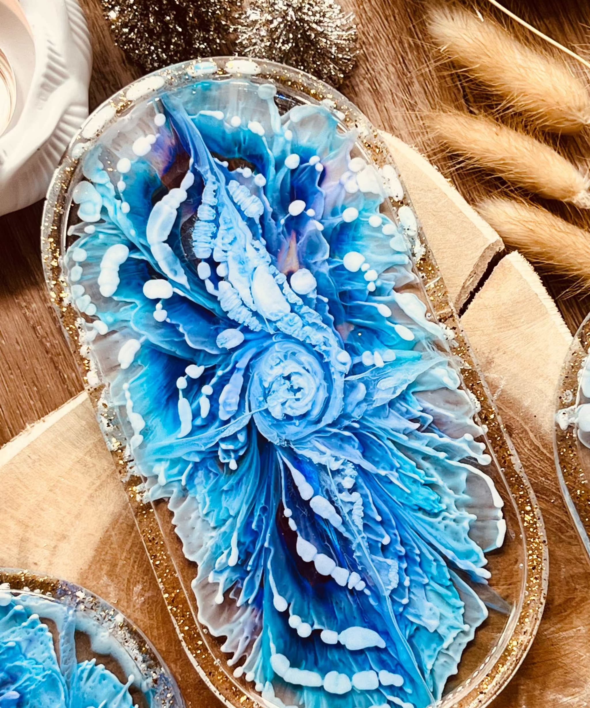 handgemachte blaue schmuckschale aus resin mit 3d technik und golddetails, einzigartige deko für badezimmer oder schlafzimmer