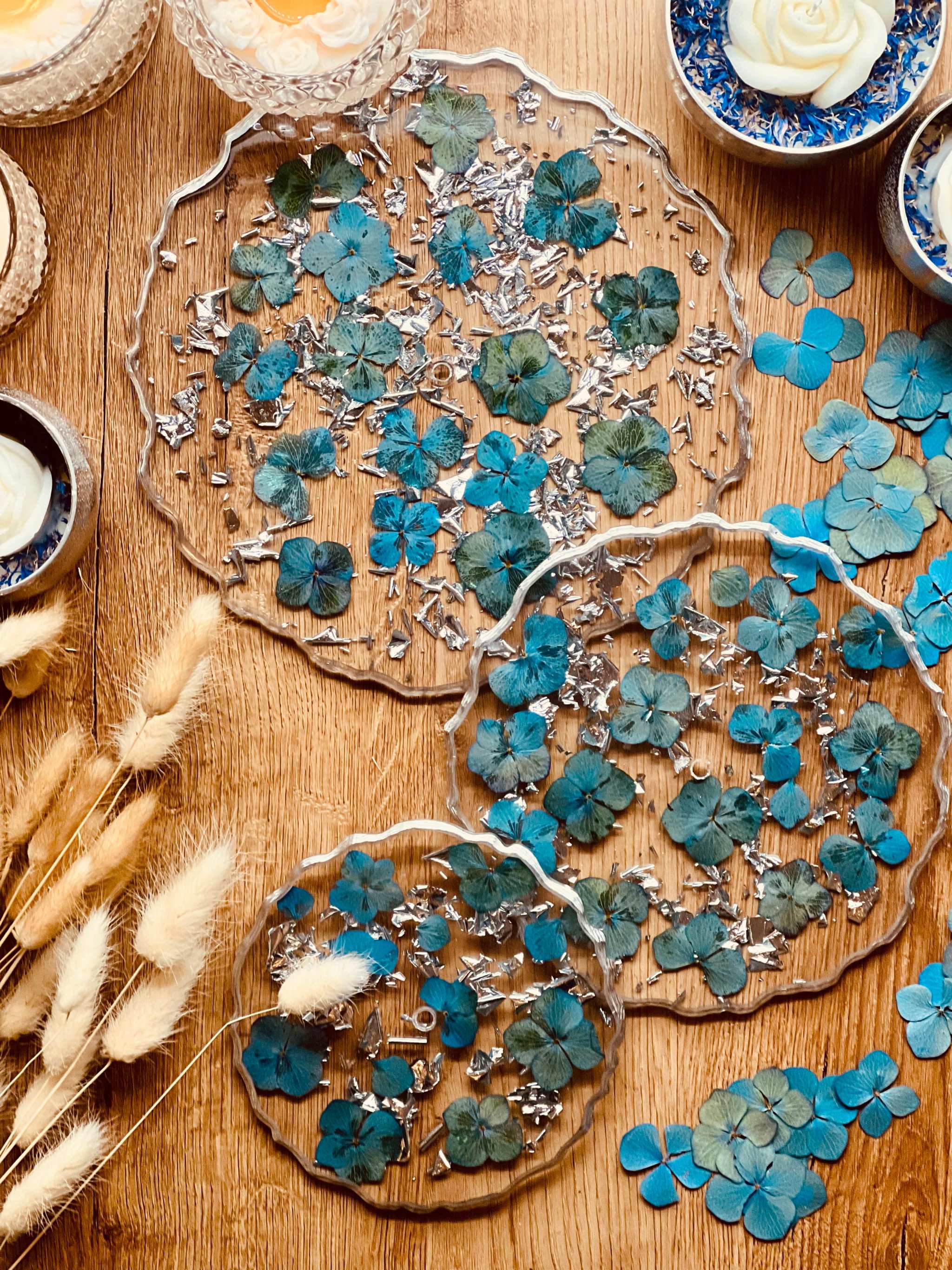 Kreative Dekoration mit echten Blumen – nutze diese handgepressten Hortensien für Bastelprojekte, Tischdekorationen oder kunstvolle Collagen.
