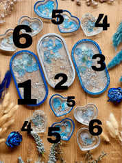 Handgemachte blaue Schmuckschalen aus Resin mit Silberakzenten und Blumen, verschiedene Größen und Formen, dekorativ und einzigartig