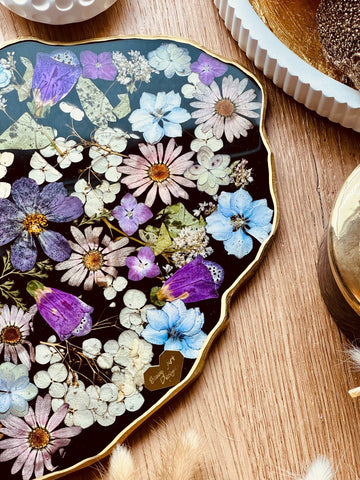 Tablett aus Resin in schwarz mit Blumen und goldenen Details