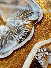 Metalltablett veredelt mit Resin und Achat Scheiben auf goldglänzendem Hintergrund