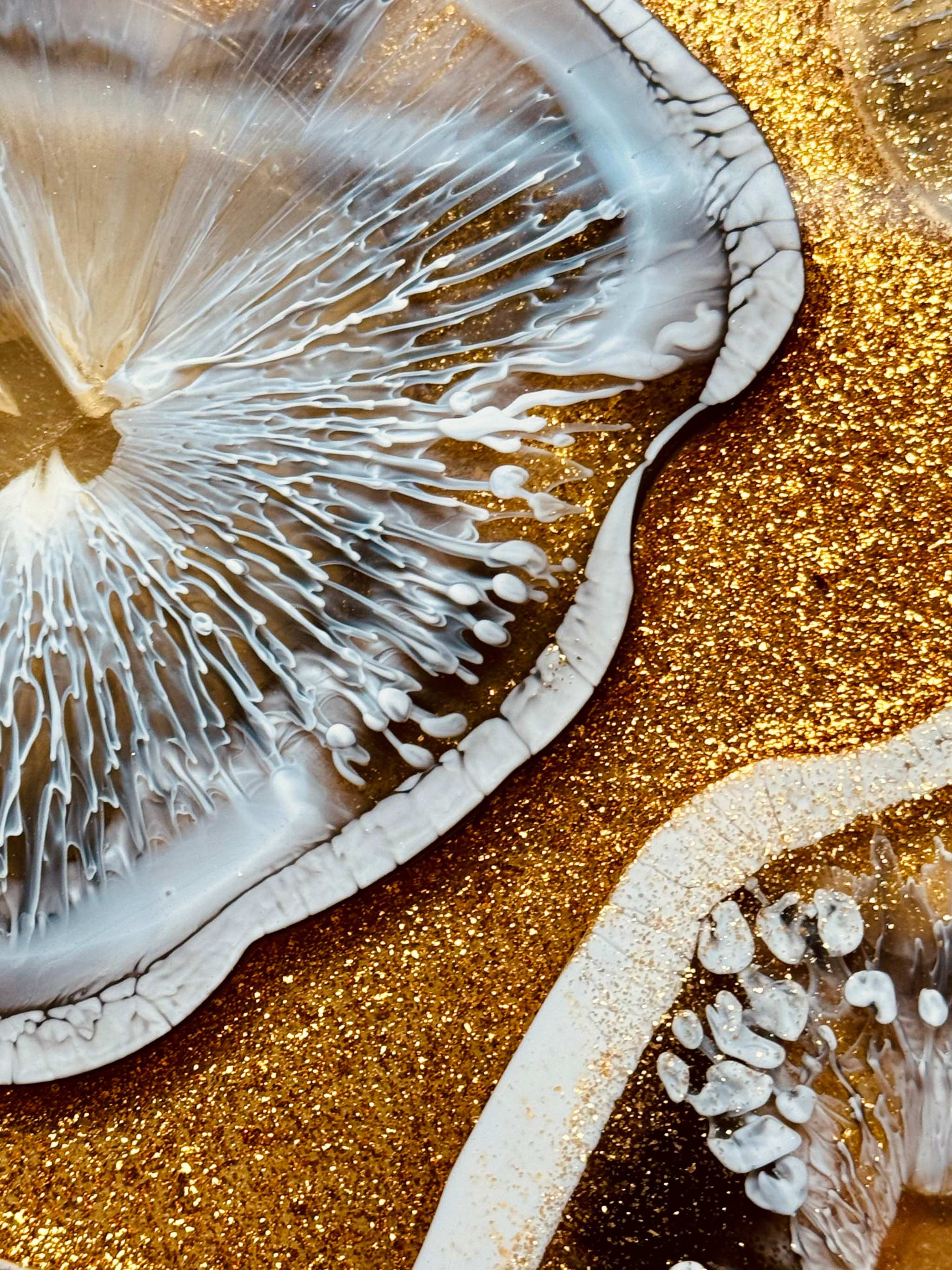 Metalltablett veredelt mit Resin und Achat Scheiben auf goldglänzendem Hintergrund